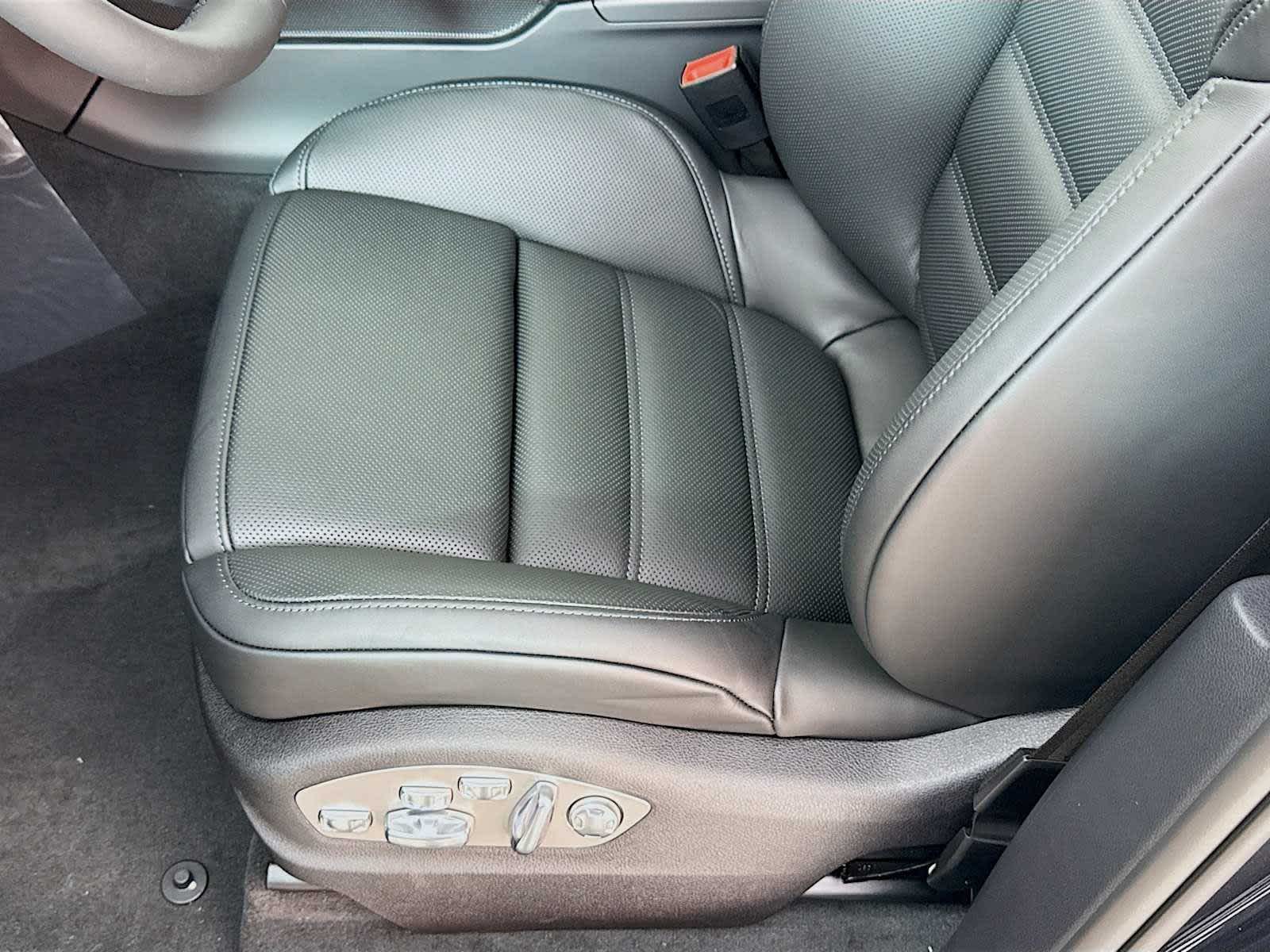 Thumbnail: 2026 Porsche Macan - 15