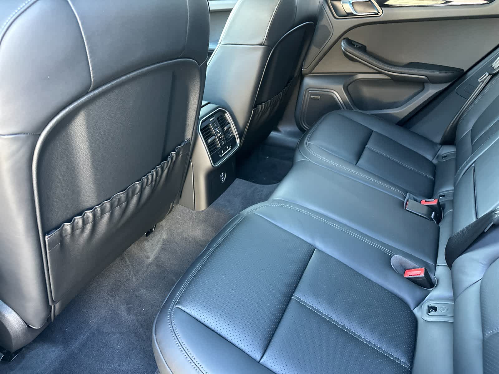 Thumbnail: 2026 Porsche Macan - 13