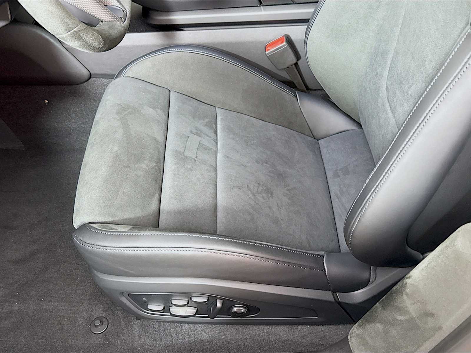 Thumbnail: 2025 Porsche Taycan - 15