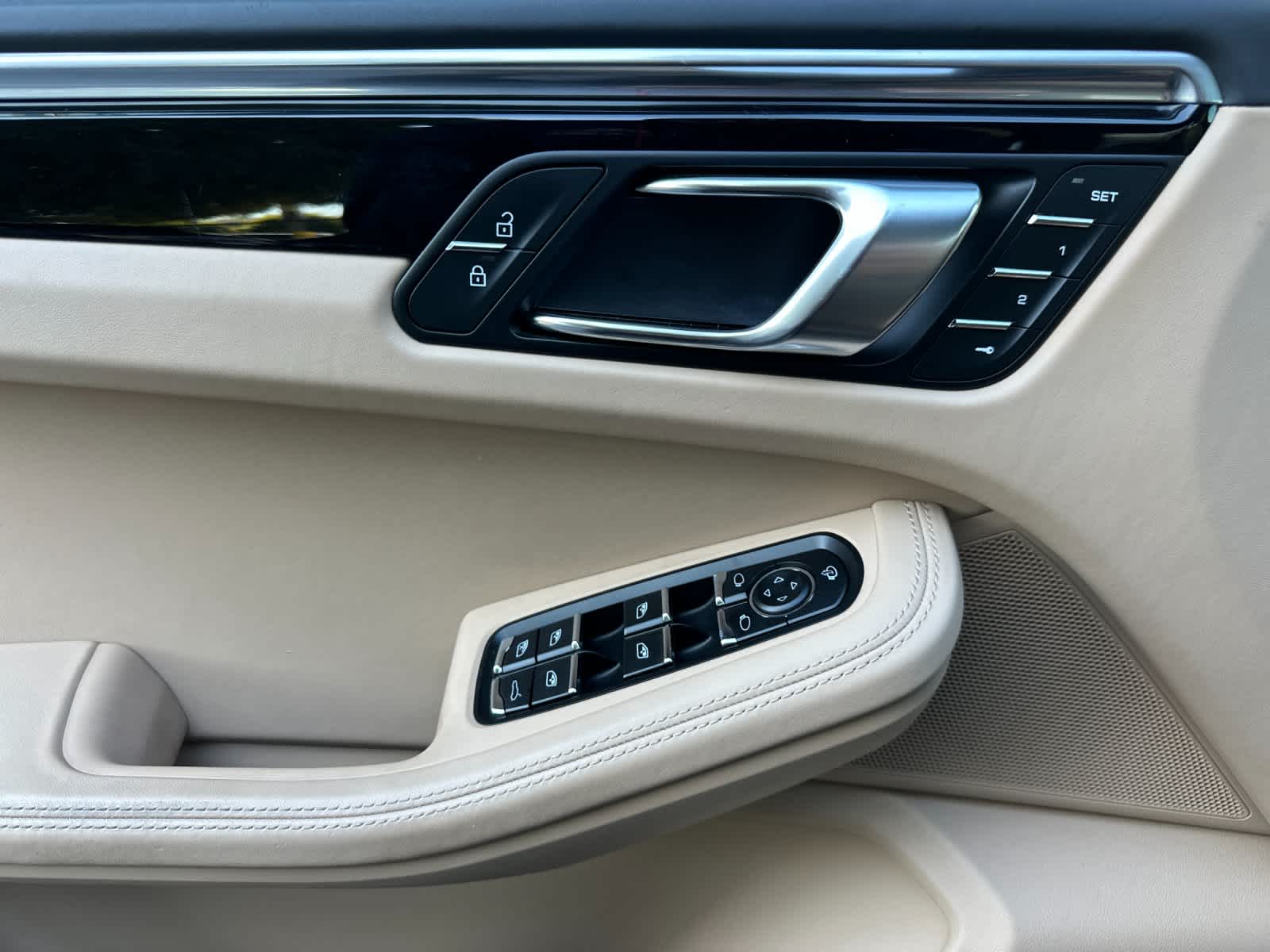 Thumbnail: 2023 Porsche Macan - 12