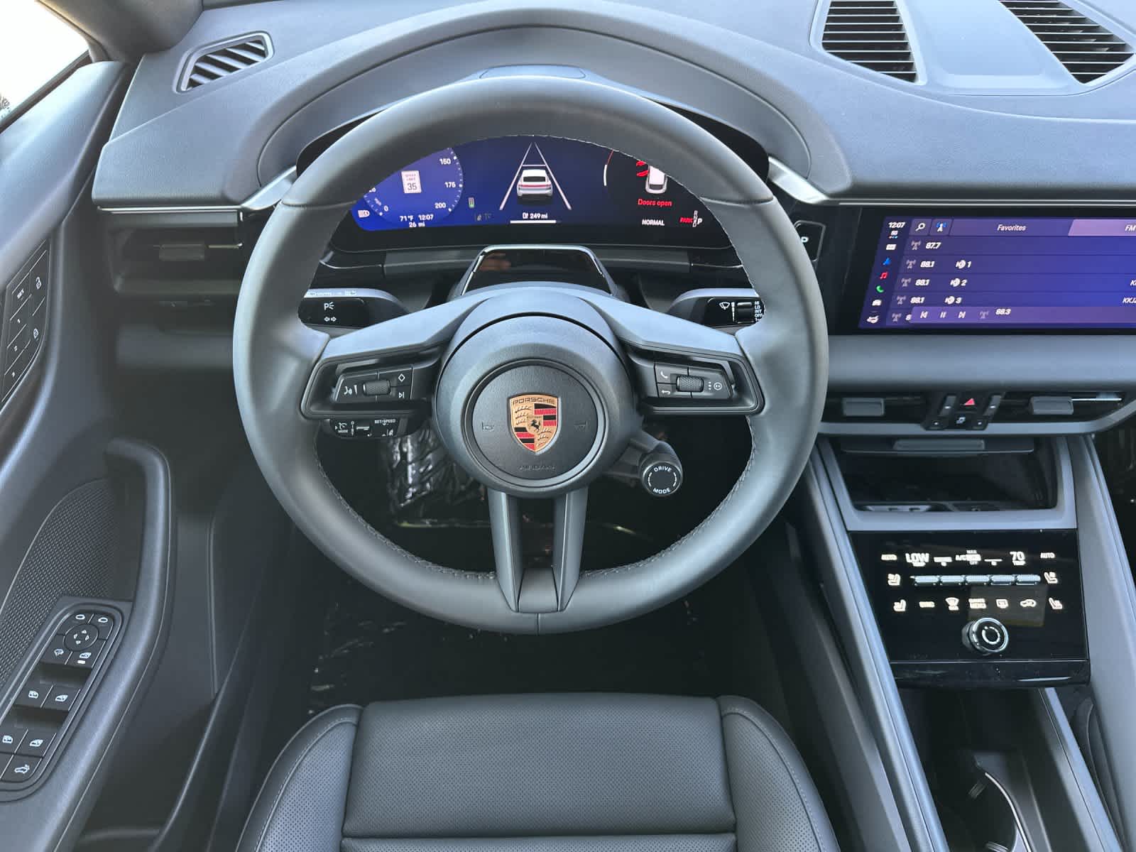 Thumbnail: 2026 Porsche Macan - 15