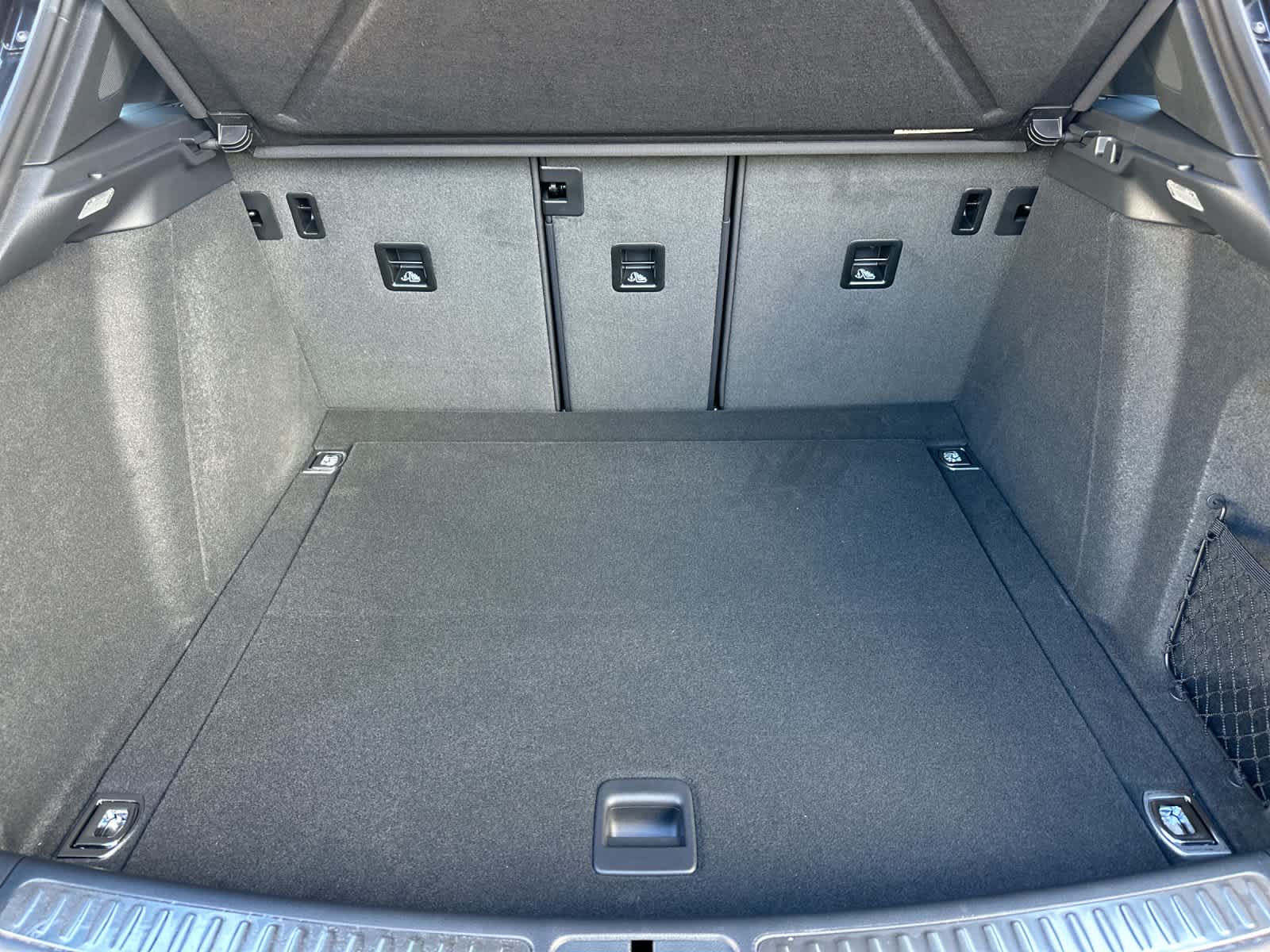 Thumbnail: 2026 Porsche Macan - 16