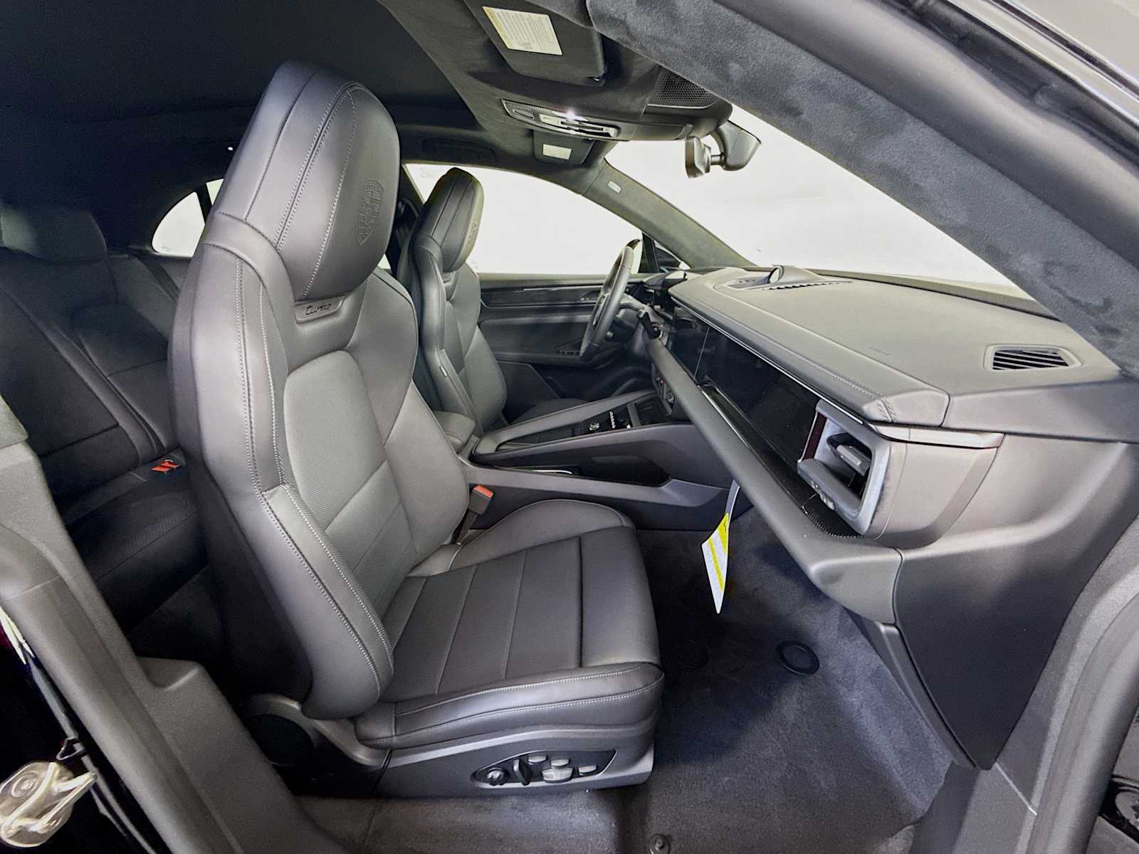 Thumbnail: 2025 Porsche Macan - 21