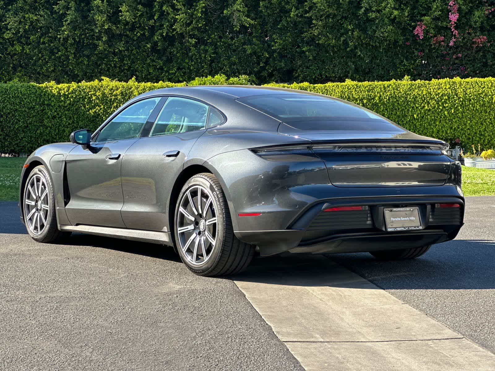 Thumbnail: 2022 Porsche Taycan - 3