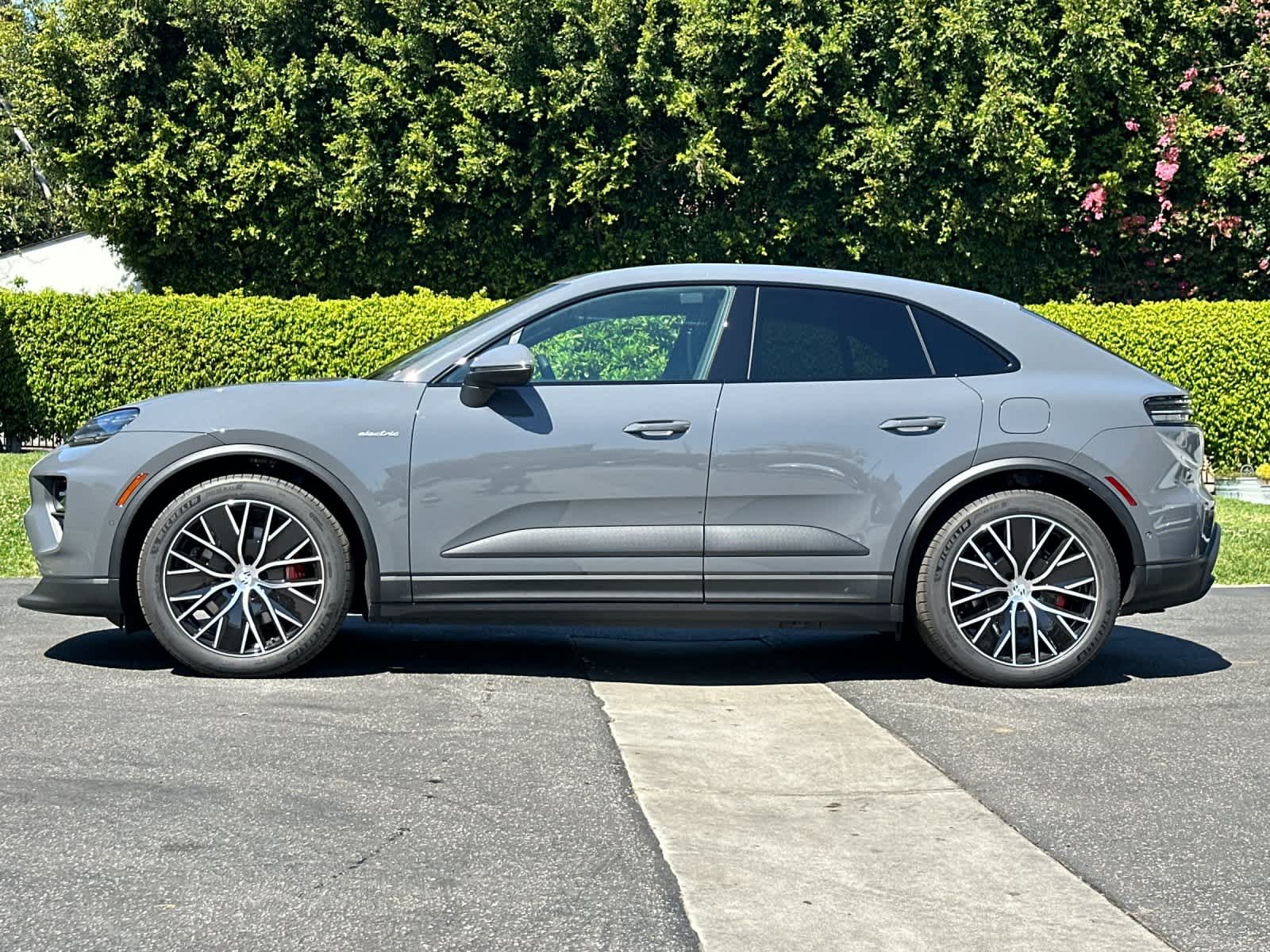 Thumbnail: 2026 Porsche Macan - 2