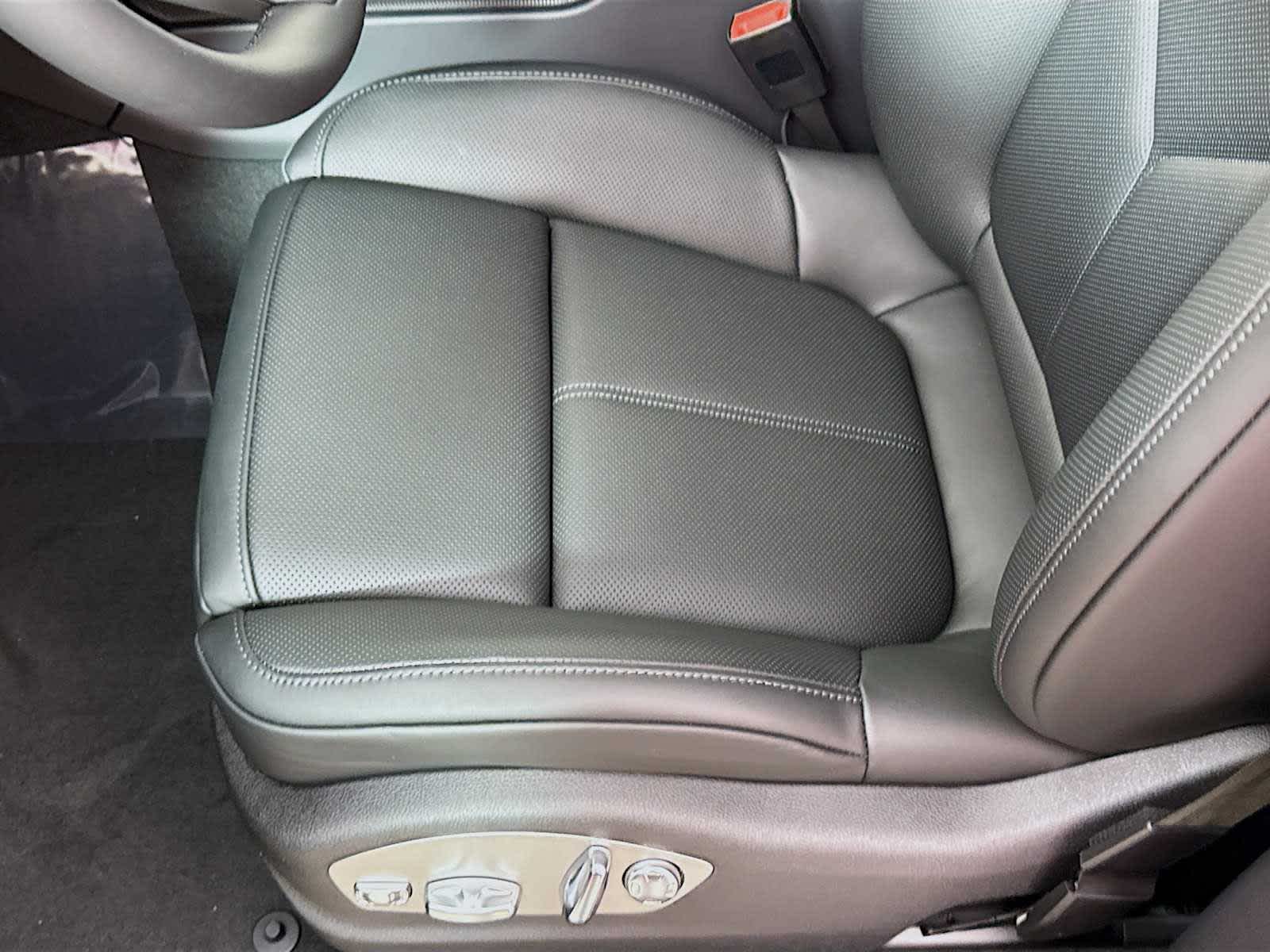 Thumbnail: 2026 Porsche Macan - 17