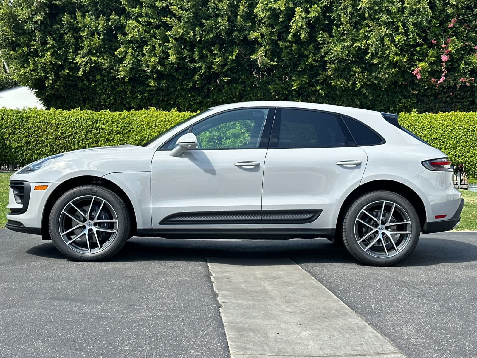 Thumbnail: 2026 Porsche Macan - 2