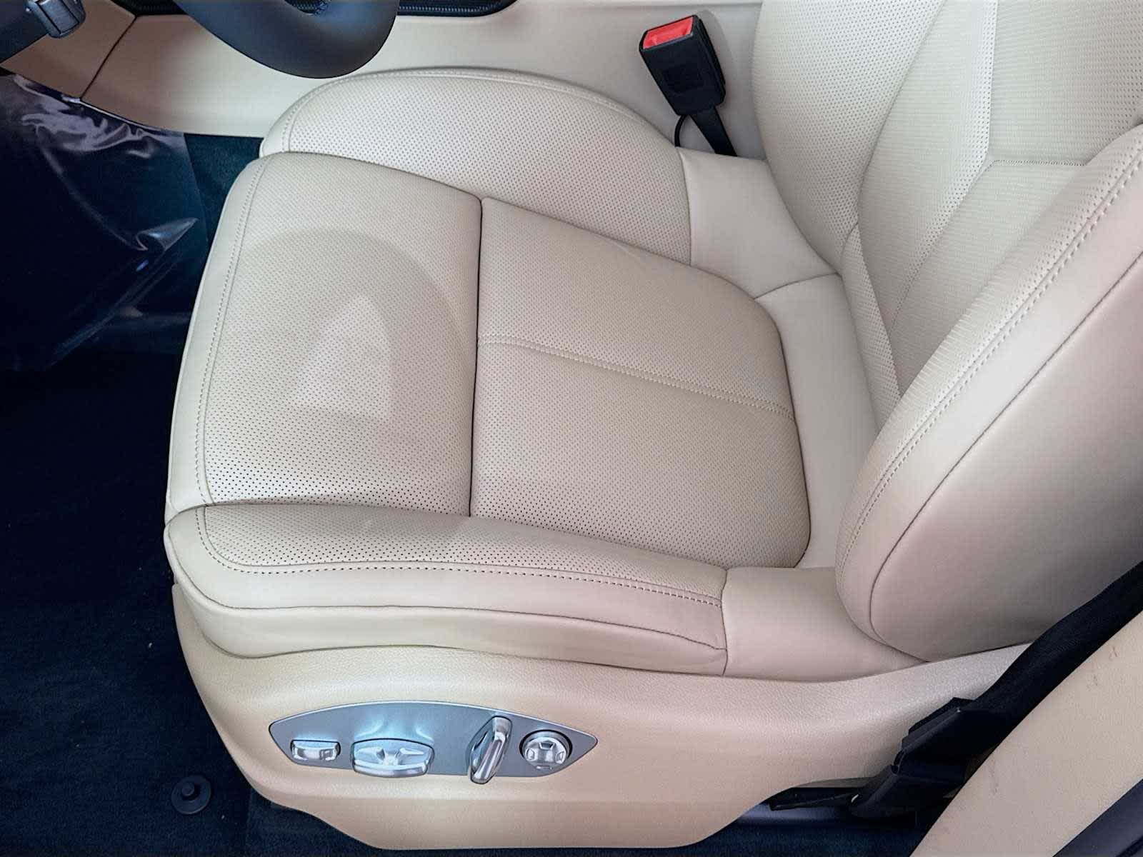 Thumbnail: 2026 Porsche Macan - 15