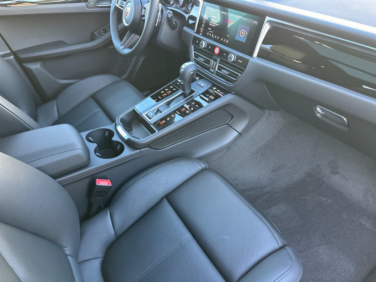 Thumbnail: 2026 Porsche Macan - 17