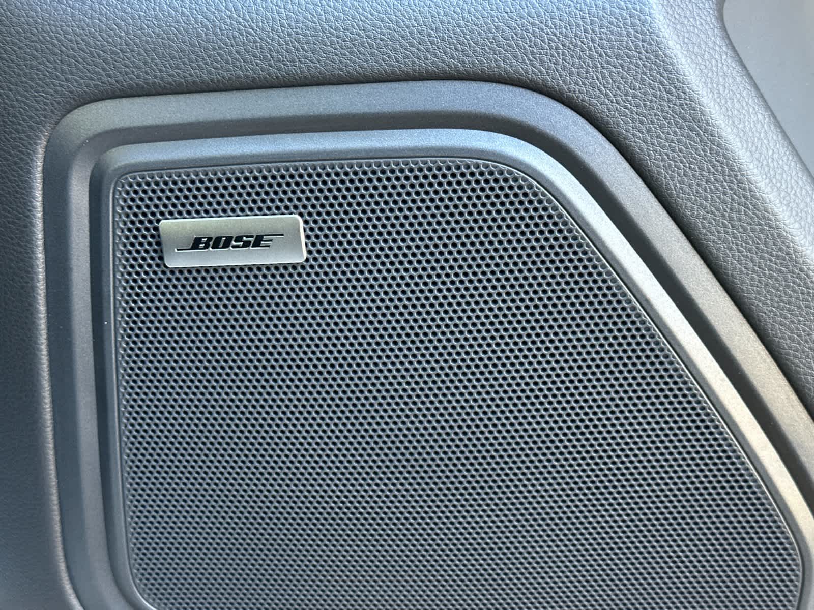 Thumbnail: 2026 Porsche Macan - 20