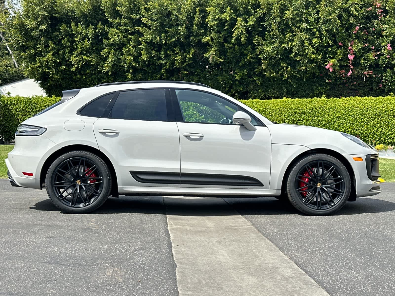 Thumbnail: 2026 Porsche Macan - 9