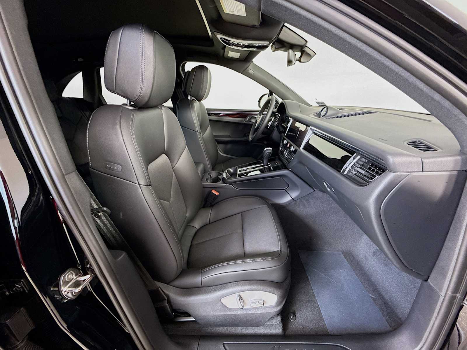 Thumbnail: 2026 Porsche Macan - 21