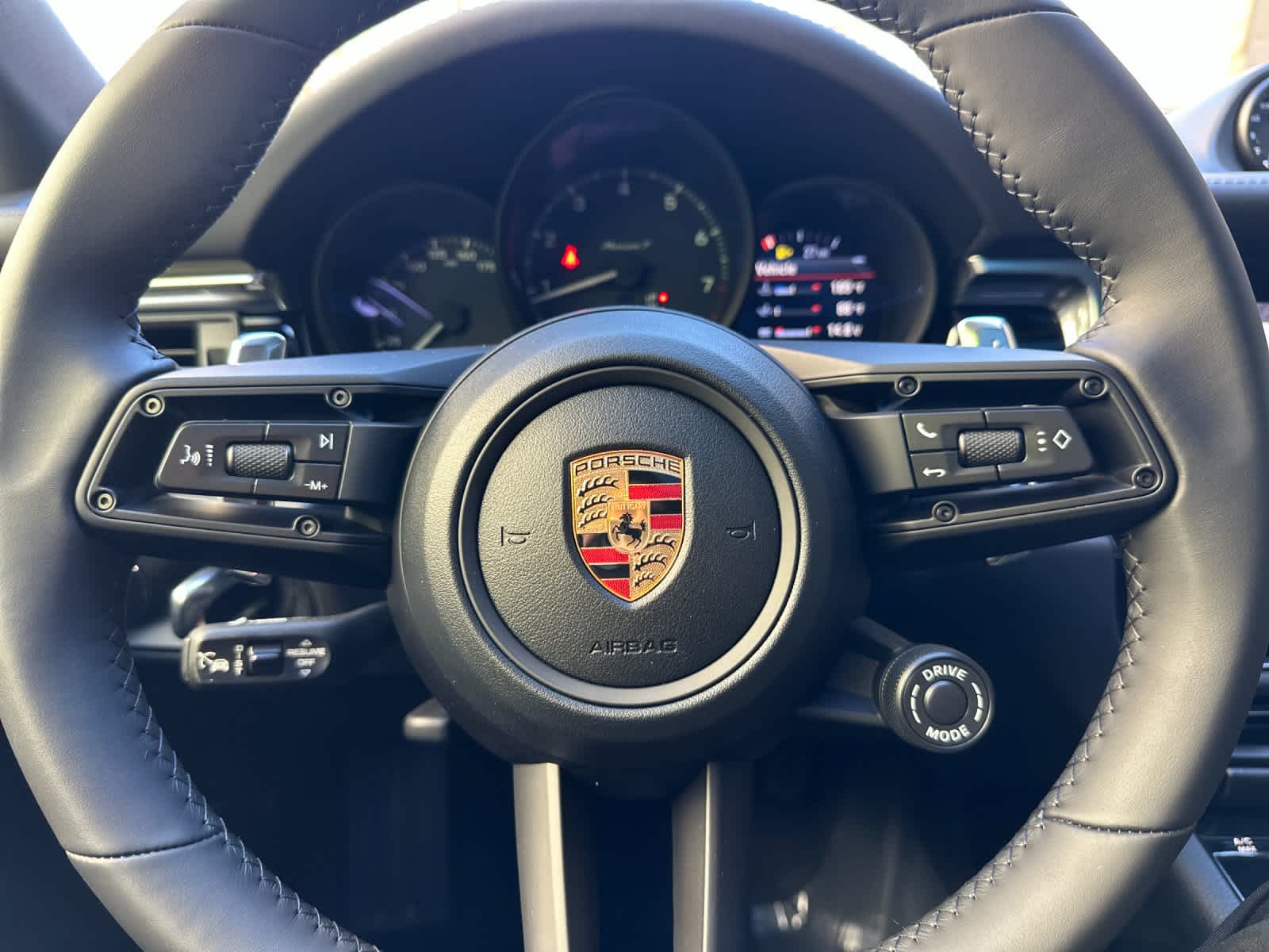 Thumbnail: 2026 Porsche Macan - 25