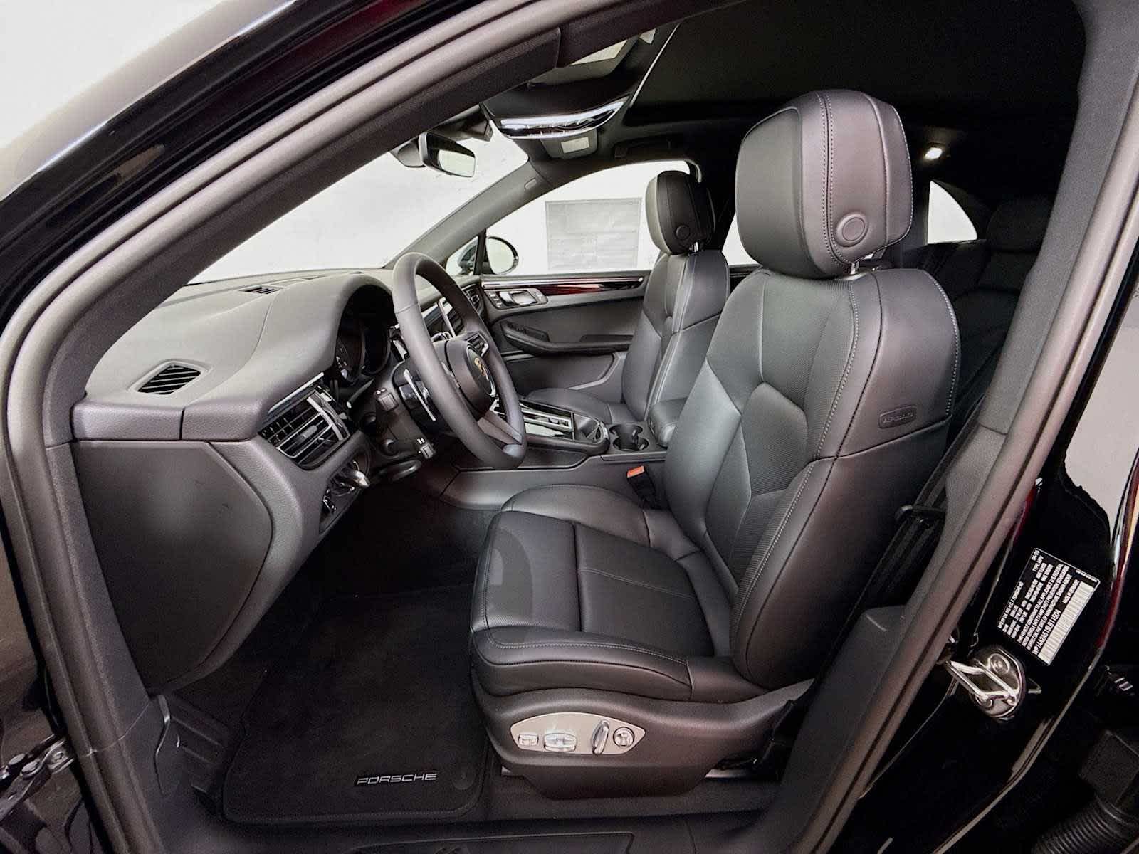 Thumbnail: 2025 Porsche Macan - 5