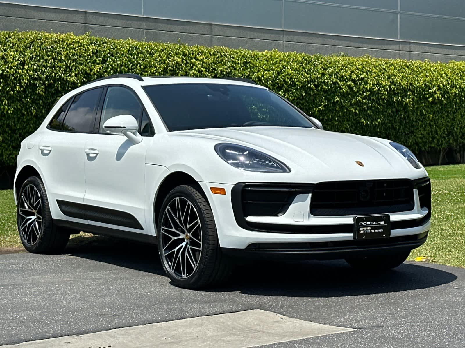 Thumbnail: 2026 Porsche Macan - 10
