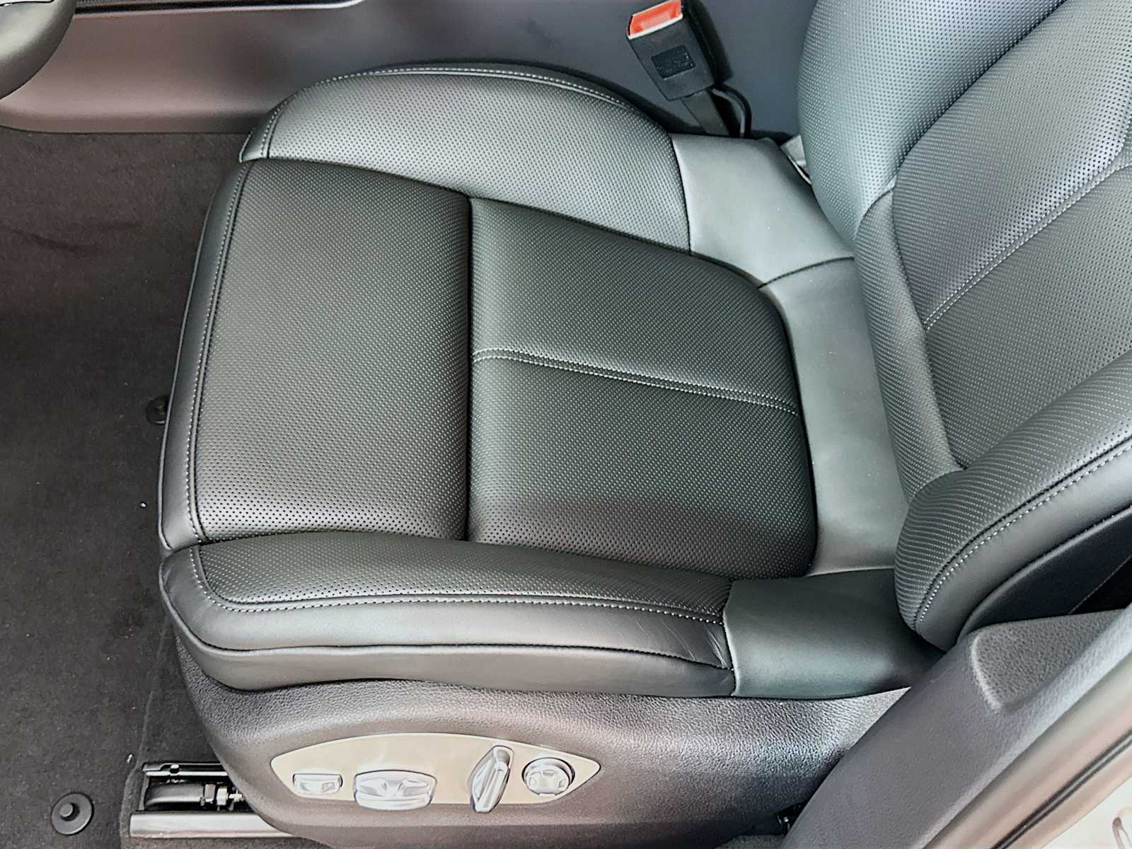 Thumbnail: 2026 Porsche Macan - 15