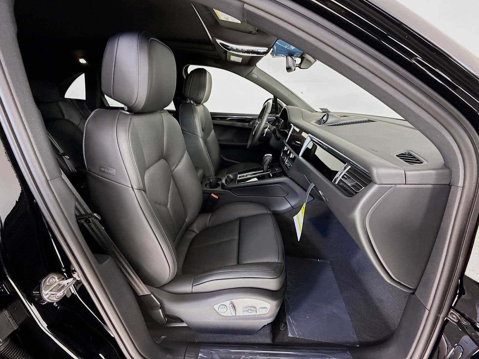 Thumbnail: 2026 Porsche Macan - 21