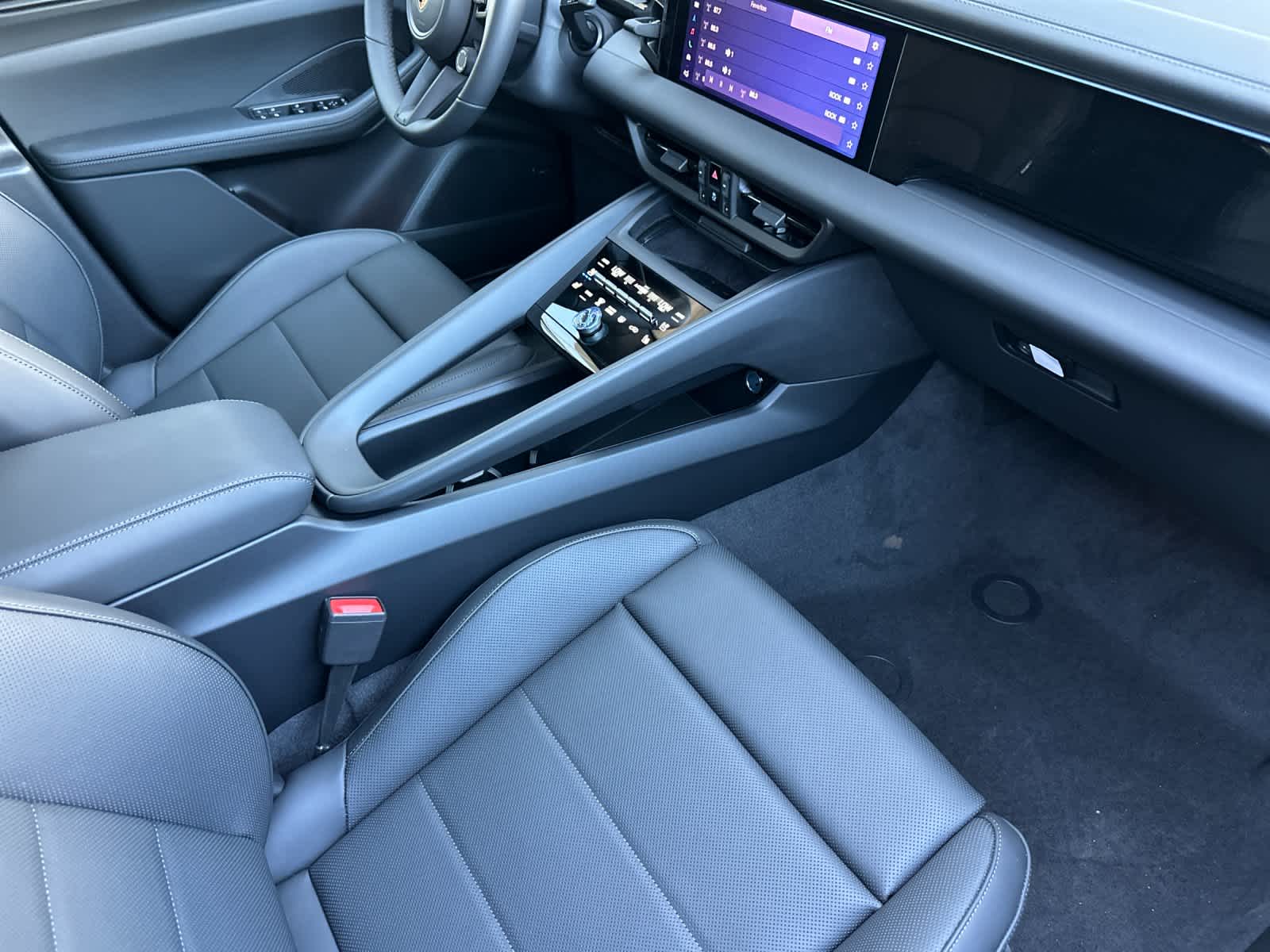 Thumbnail: 2026 Porsche Macan - 17
