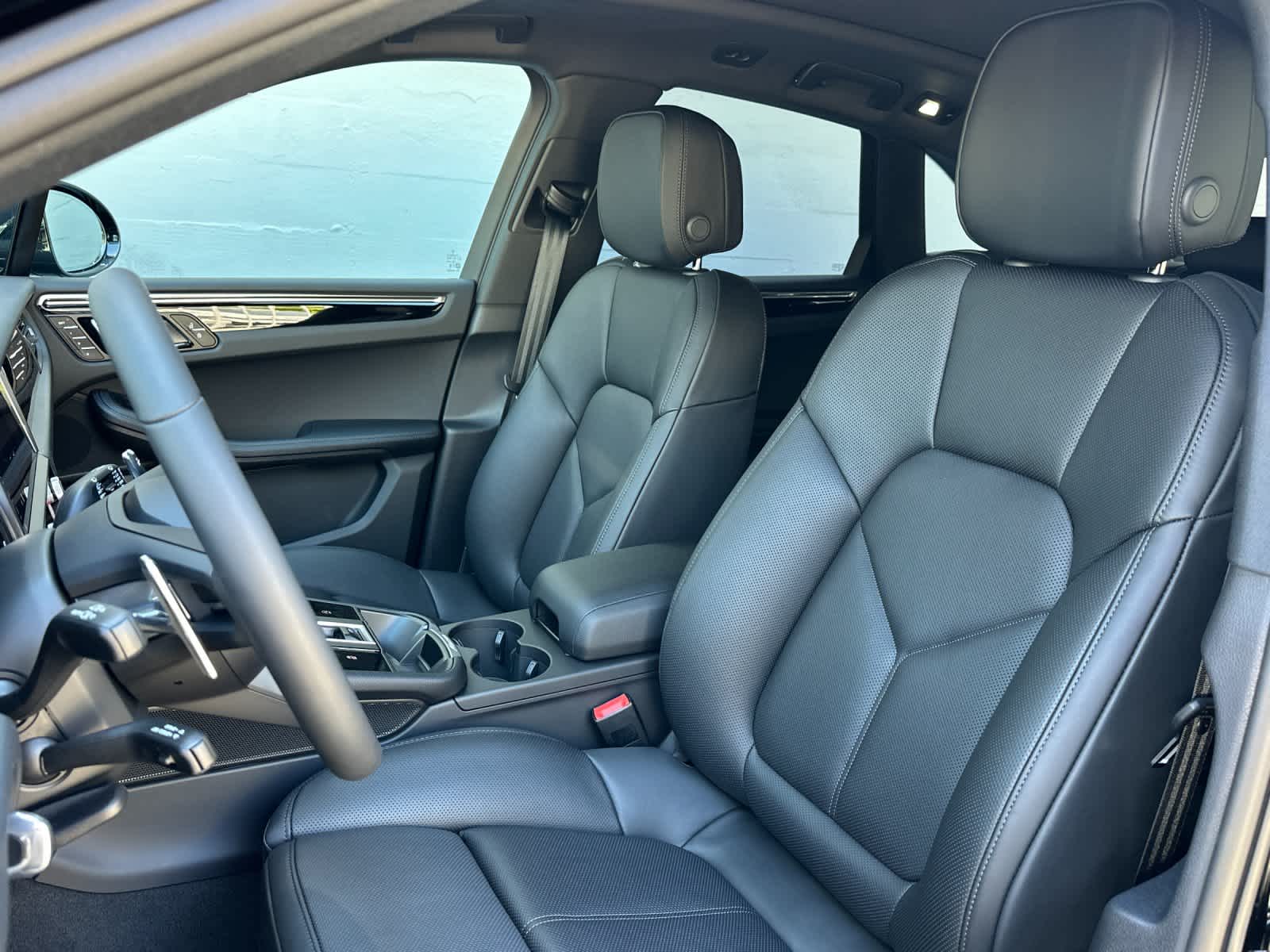 Thumbnail: 2026 Porsche Macan - 5