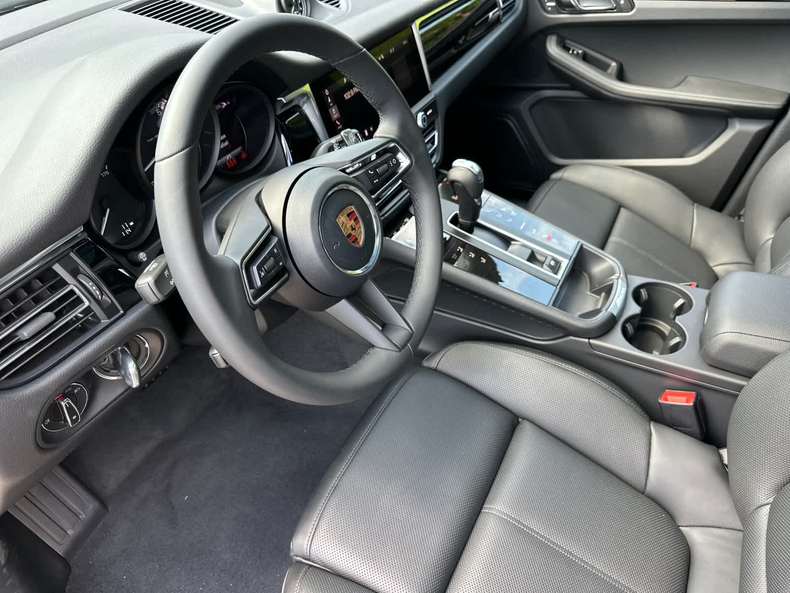 Thumbnail: 2026 Porsche Macan - 4