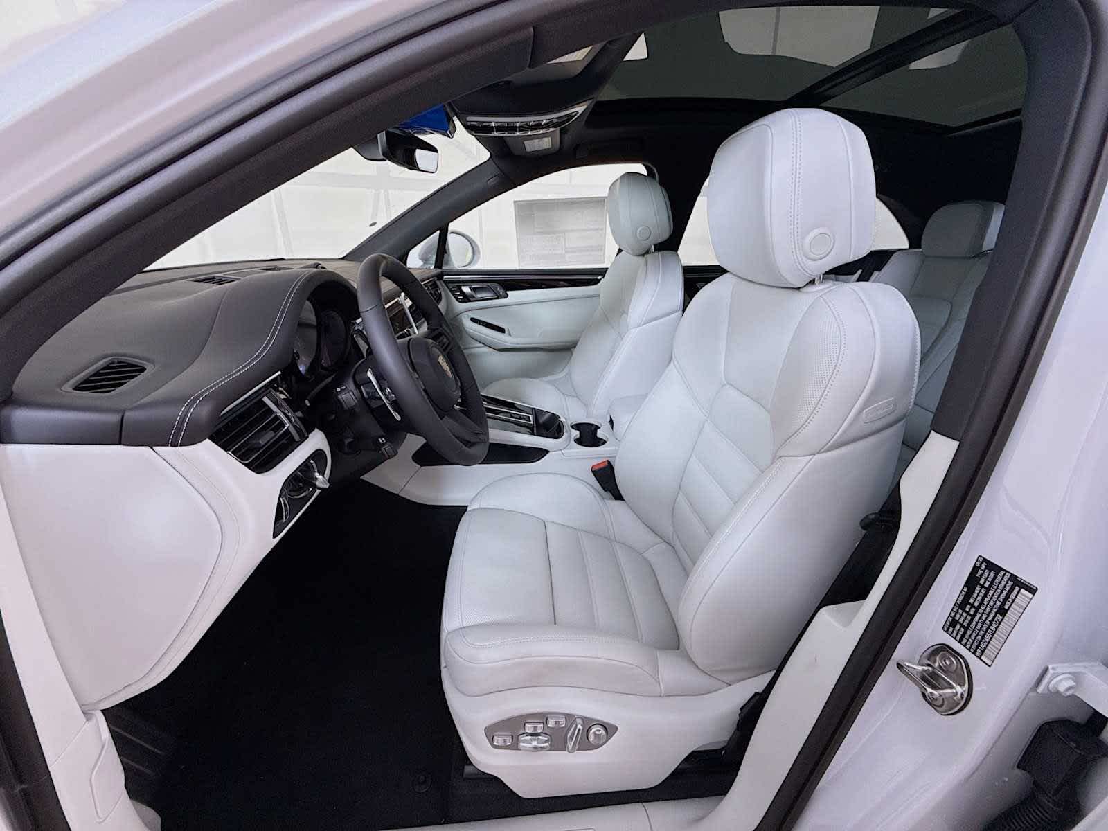 Thumbnail: 2026 Porsche Macan - 5