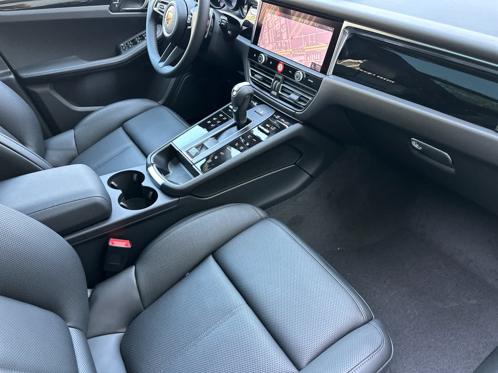 Thumbnail: 2026 Porsche Macan - 17