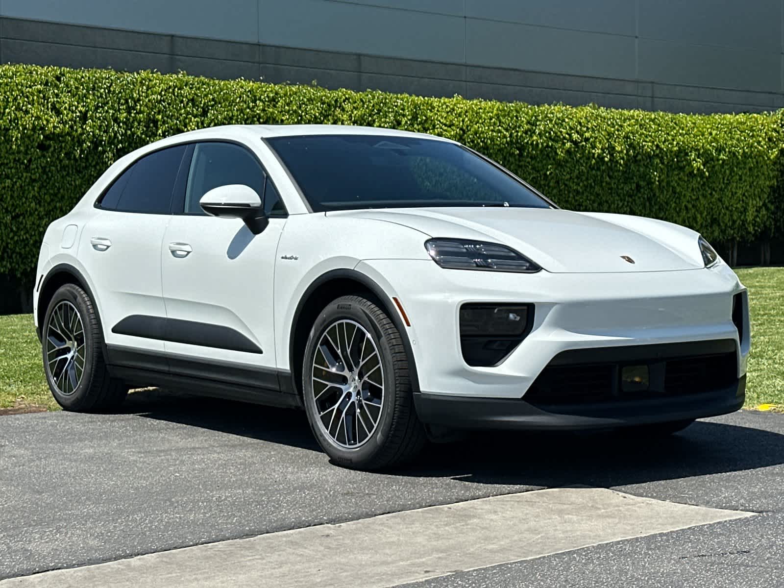 Thumbnail: 2026 Porsche Macan - 10
