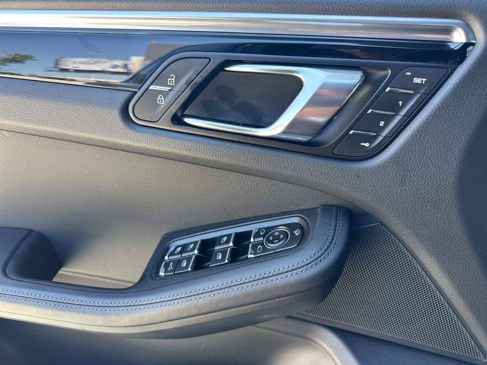 Thumbnail: 2025 Porsche Macan - 12