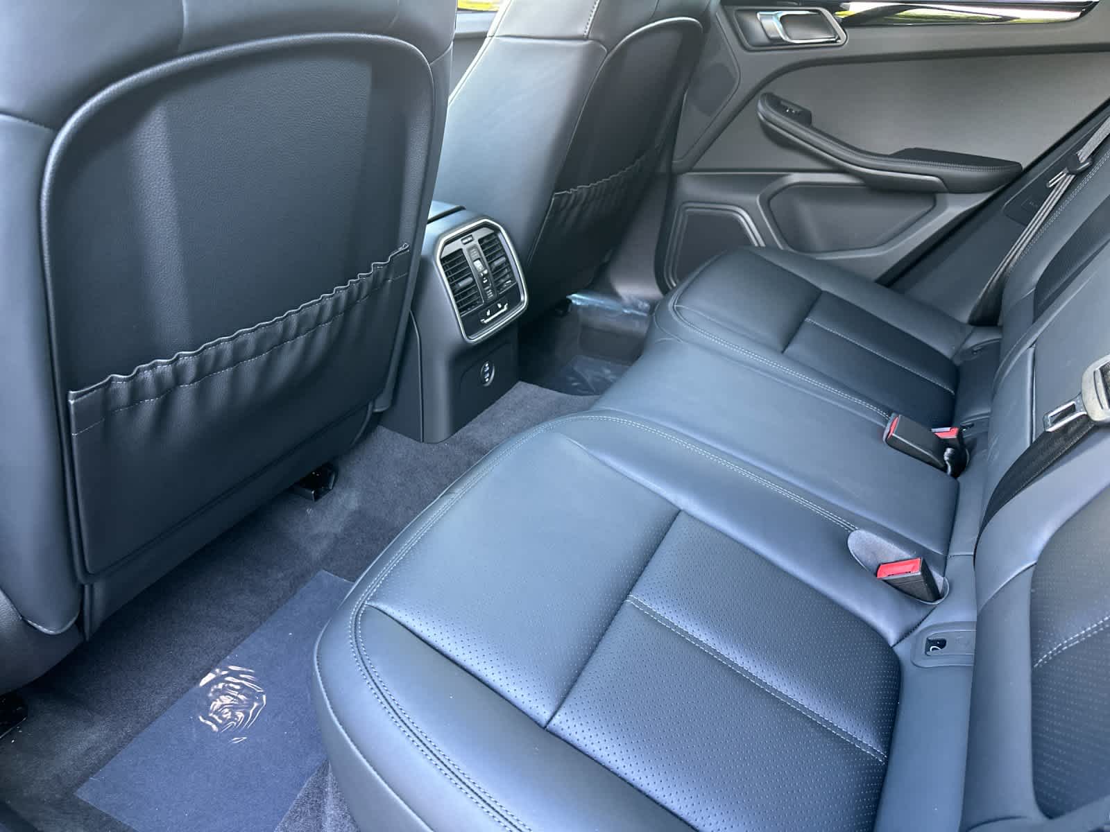 Thumbnail: 2026 Porsche Macan - 13