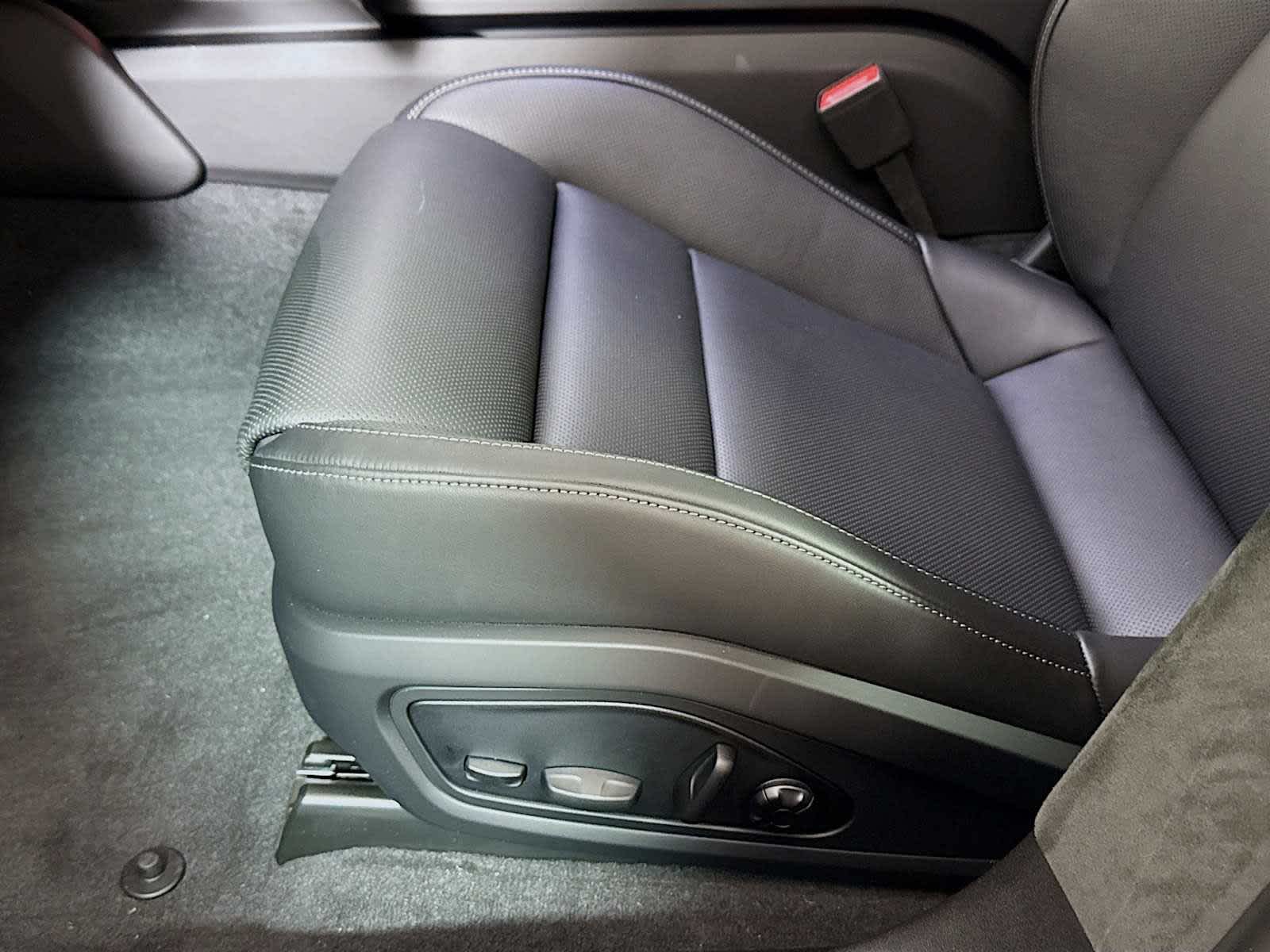 Thumbnail: 2025 Porsche Taycan - 15