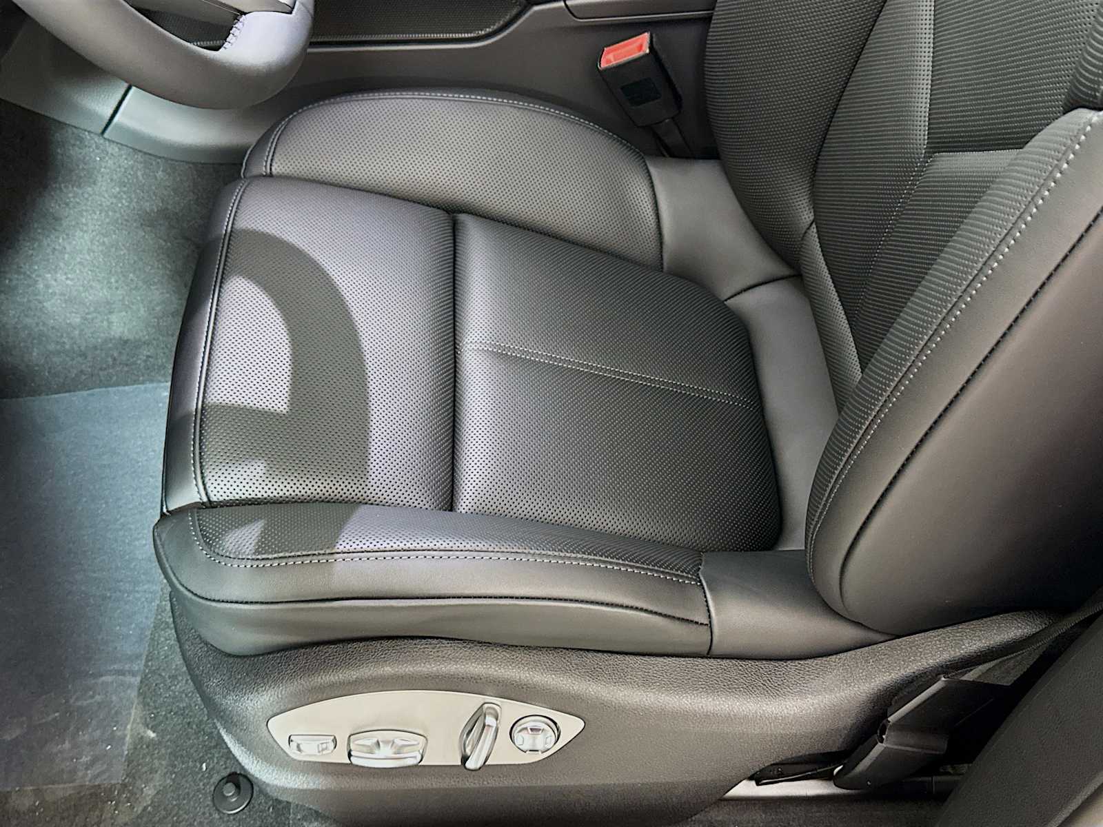 Thumbnail: 2025 Porsche Macan - 15