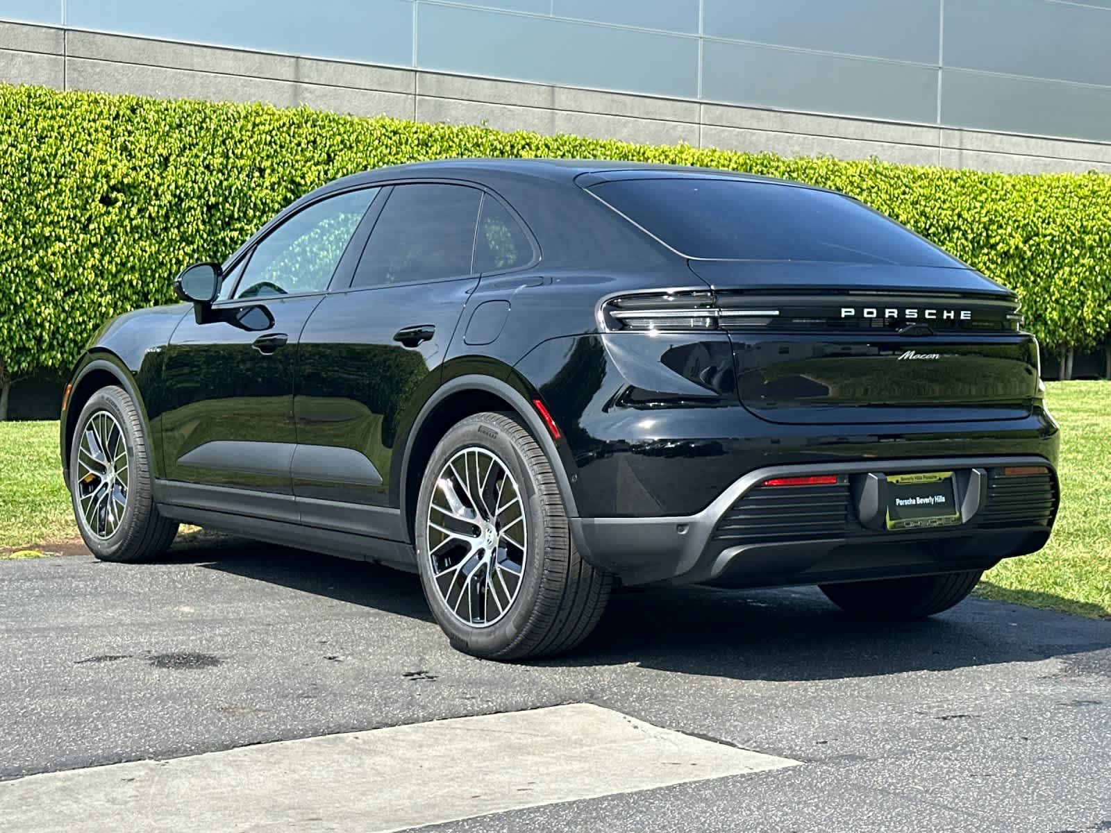Thumbnail: 2026 Porsche Macan - 3