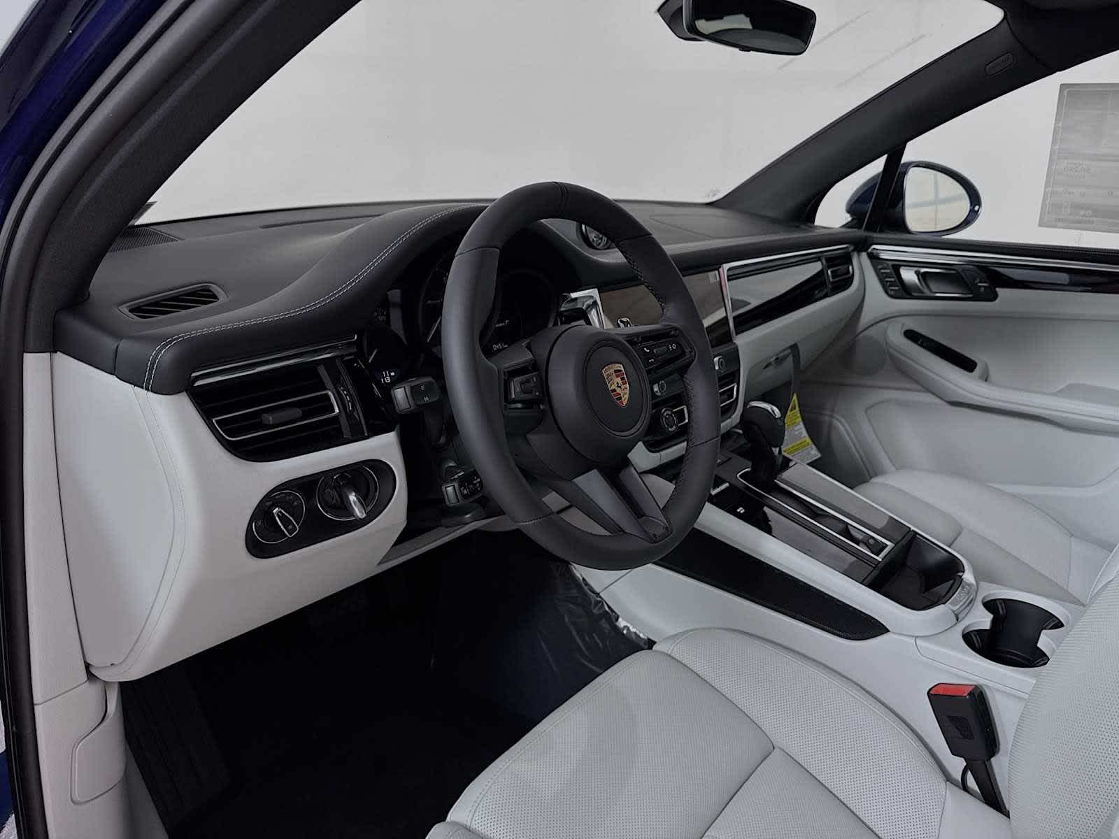 Thumbnail: 2026 Porsche Macan - 4