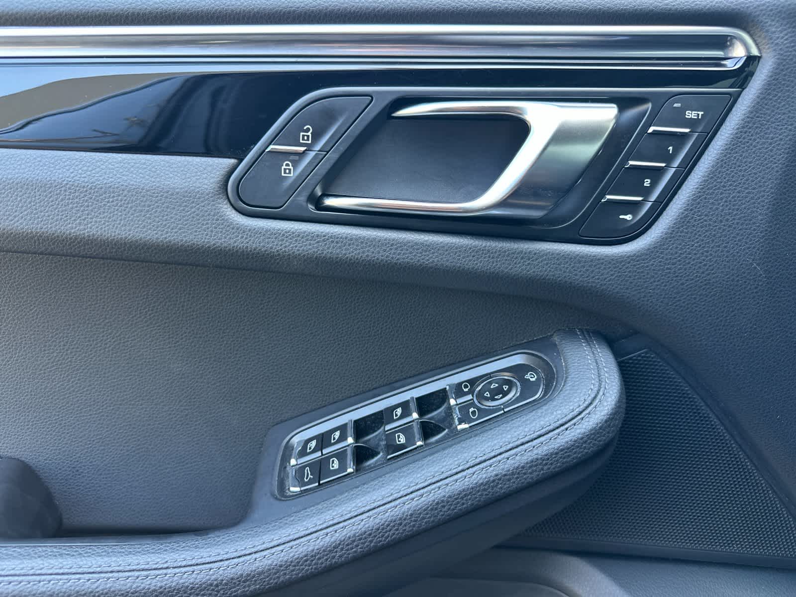 Thumbnail: 2025 Porsche Macan - 12