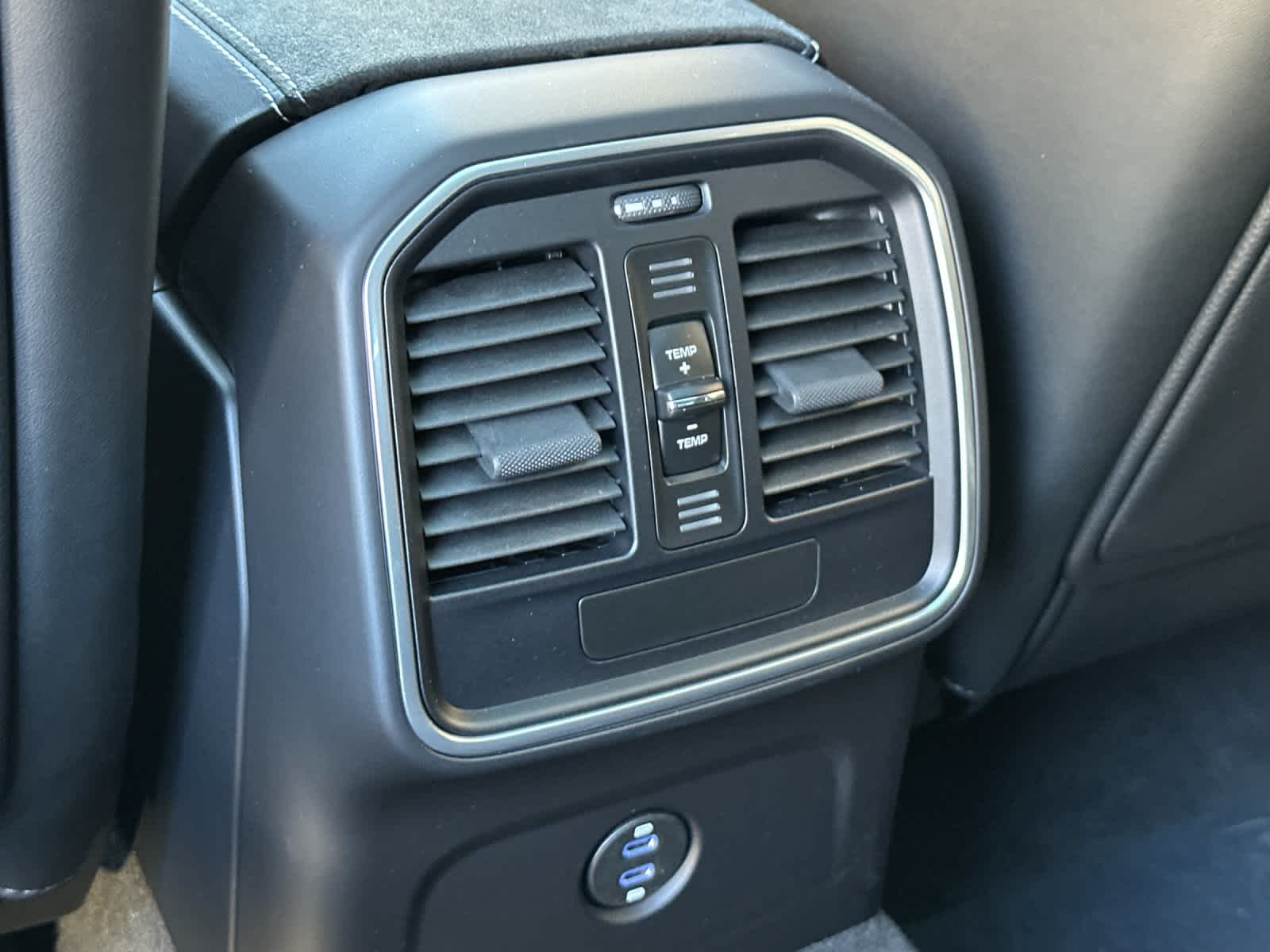 Thumbnail: 2026 Porsche Macan - 14