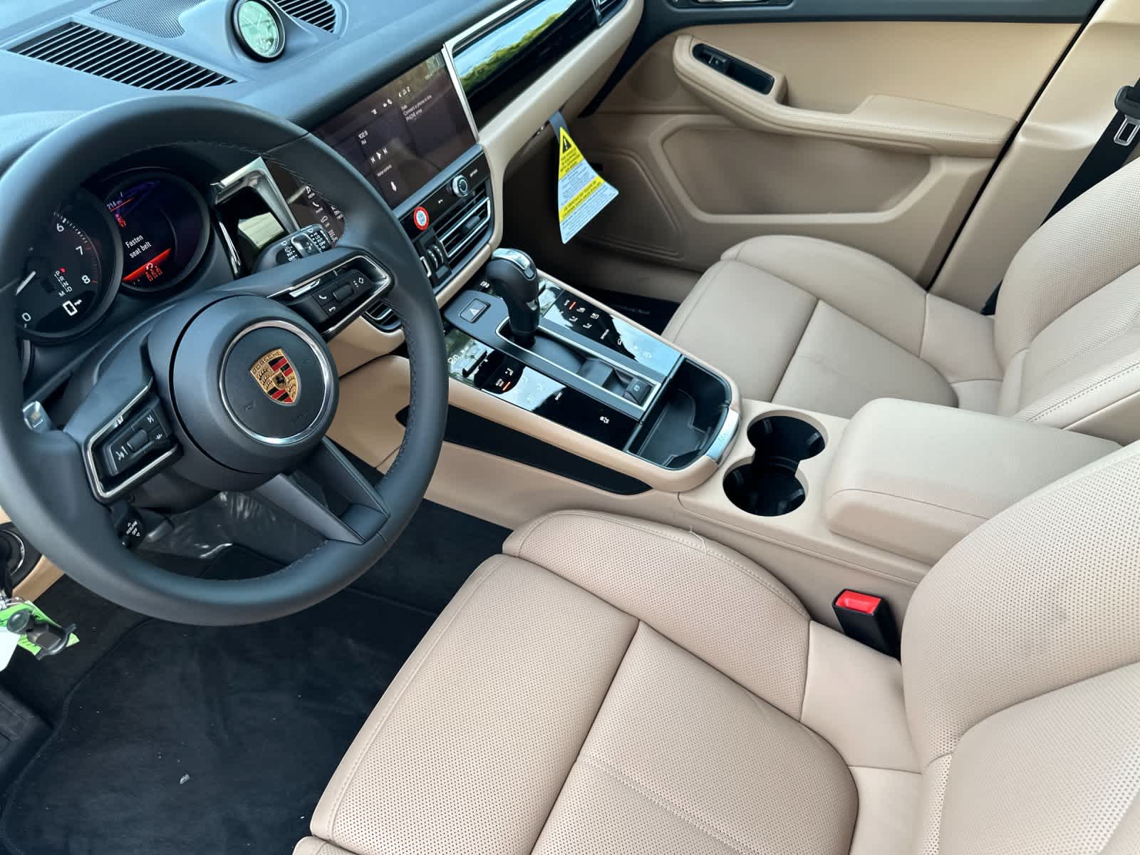 Thumbnail: 2026 Porsche Macan - 4