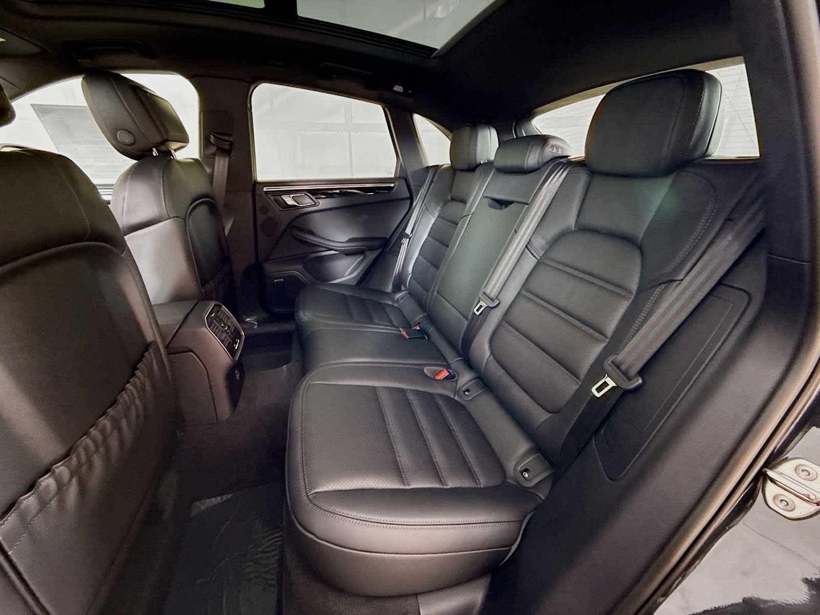 Thumbnail: 2026 Porsche Macan - 17