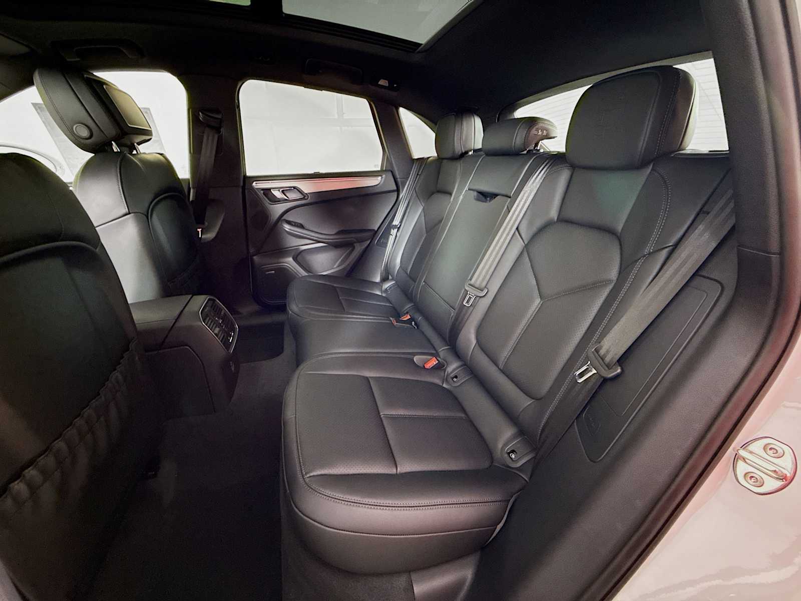 Thumbnail: 2026 Porsche Macan - 17