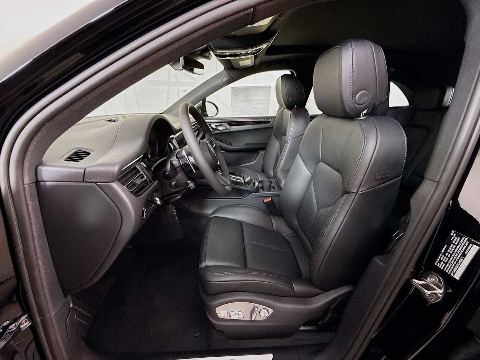 Thumbnail: 2026 Porsche Macan - 5