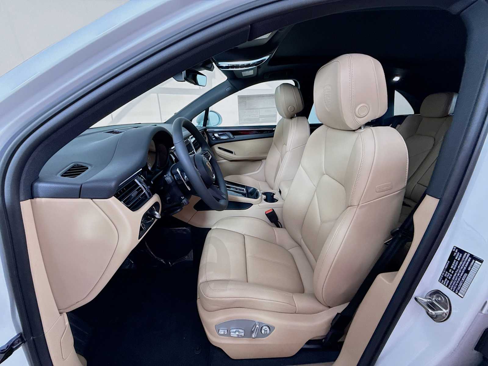 Thumbnail: 2026 Porsche Macan - 5