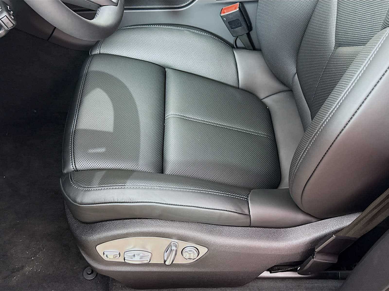 Thumbnail: 2026 Porsche Macan - 15