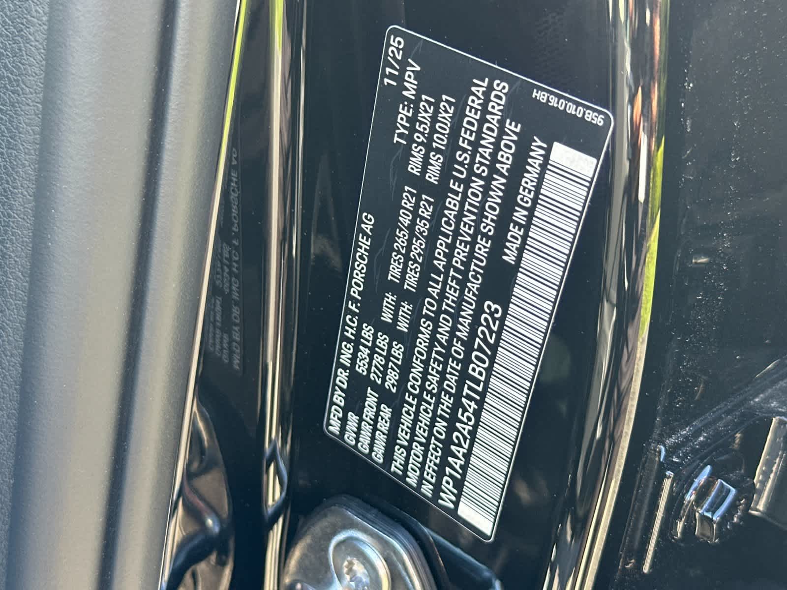 Thumbnail: 2026 Porsche Macan - 33