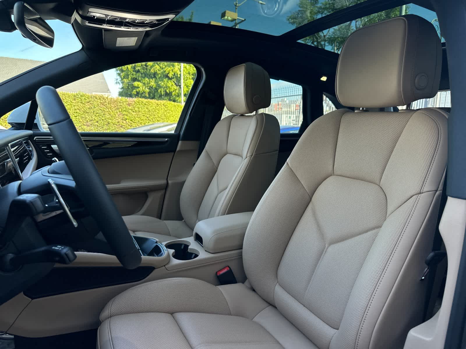 Thumbnail: 2026 Porsche Macan - 5