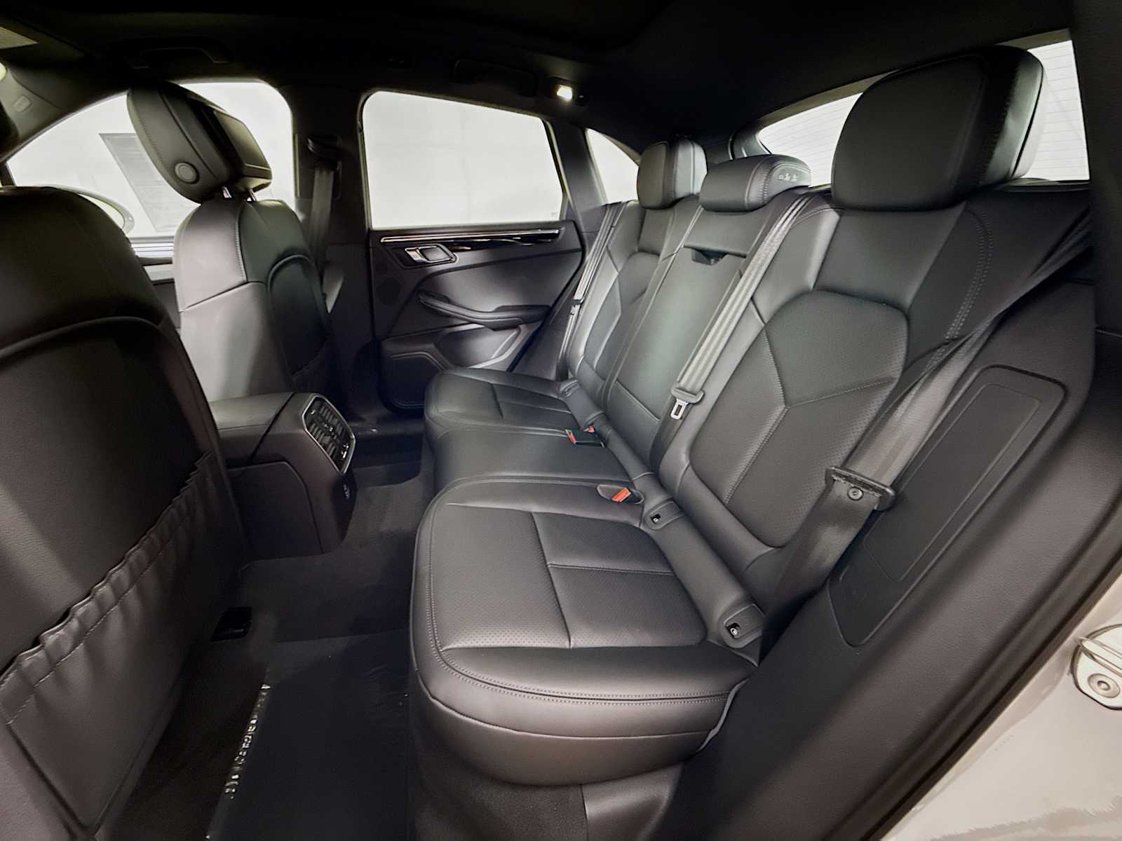 Thumbnail: 2026 Porsche Macan - 17