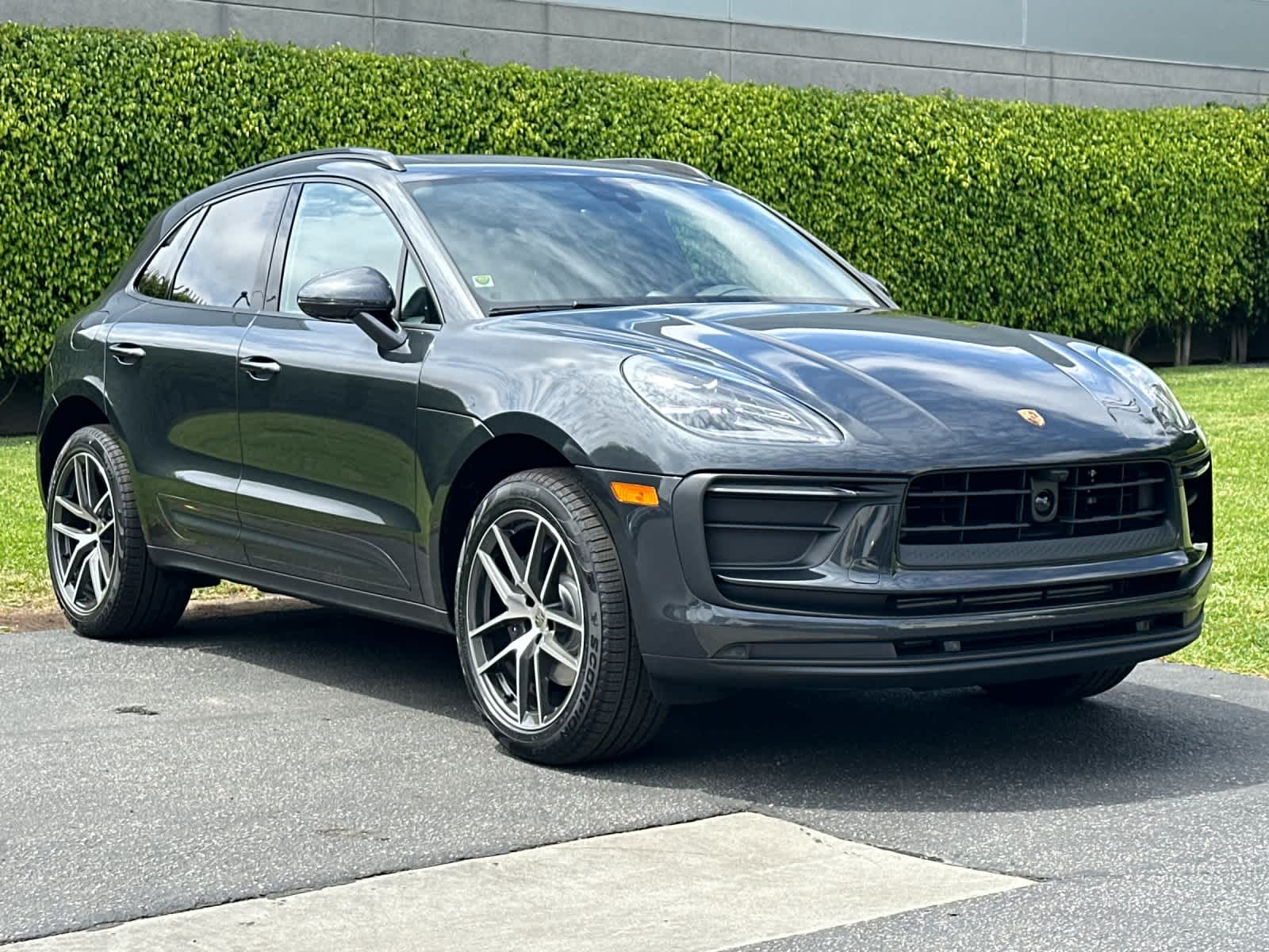 Thumbnail: 2026 Porsche Macan - 10