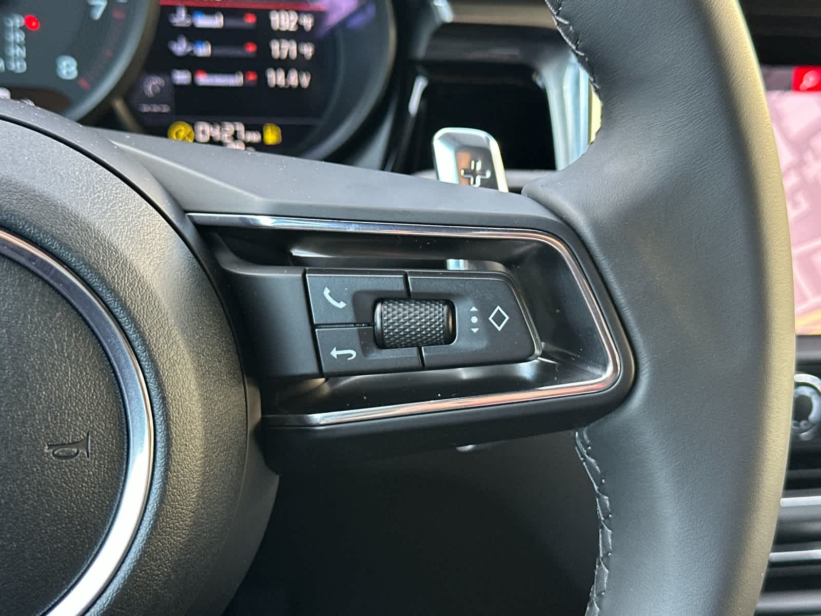 Thumbnail: 2026 Porsche Macan - 27