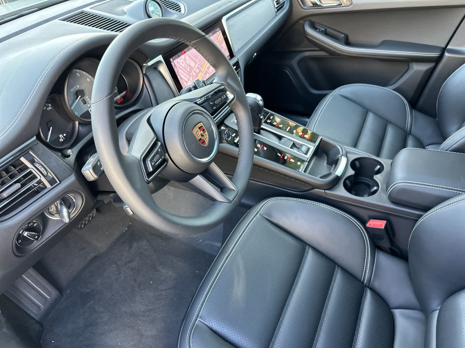 Thumbnail: 2026 Porsche Macan - 4