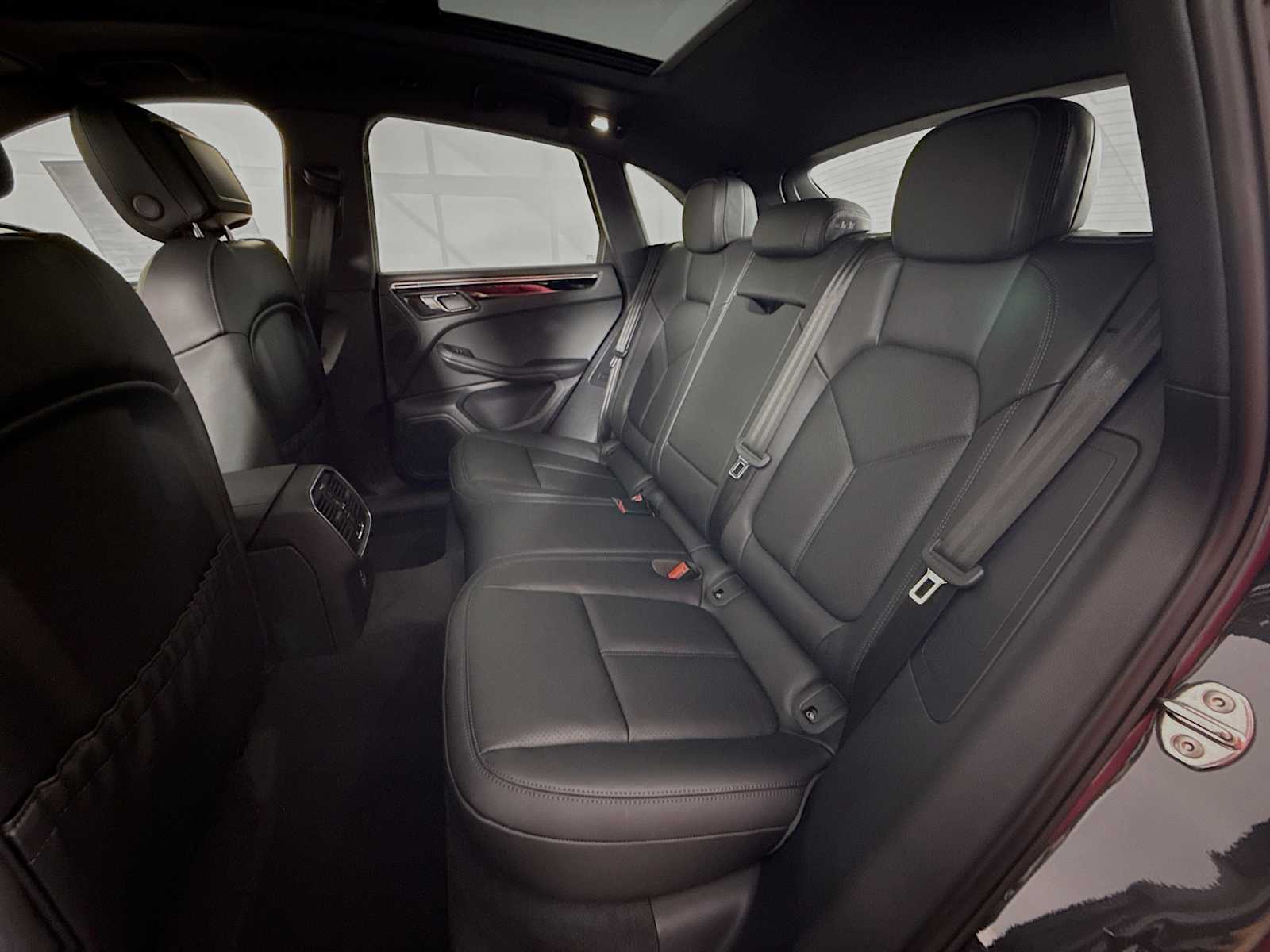 Thumbnail: 2026 Porsche Macan - 17