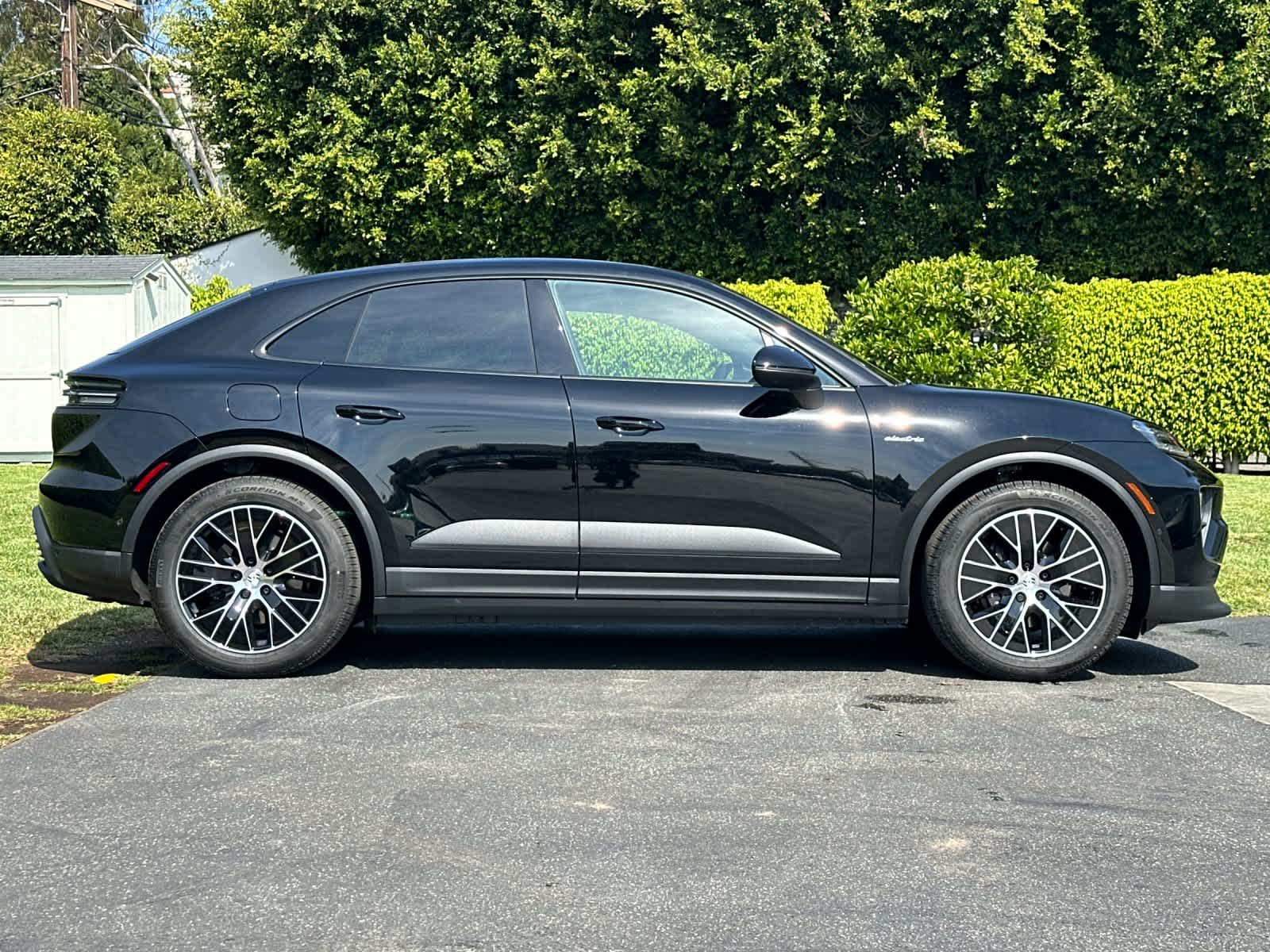 Thumbnail: 2026 Porsche Macan - 9