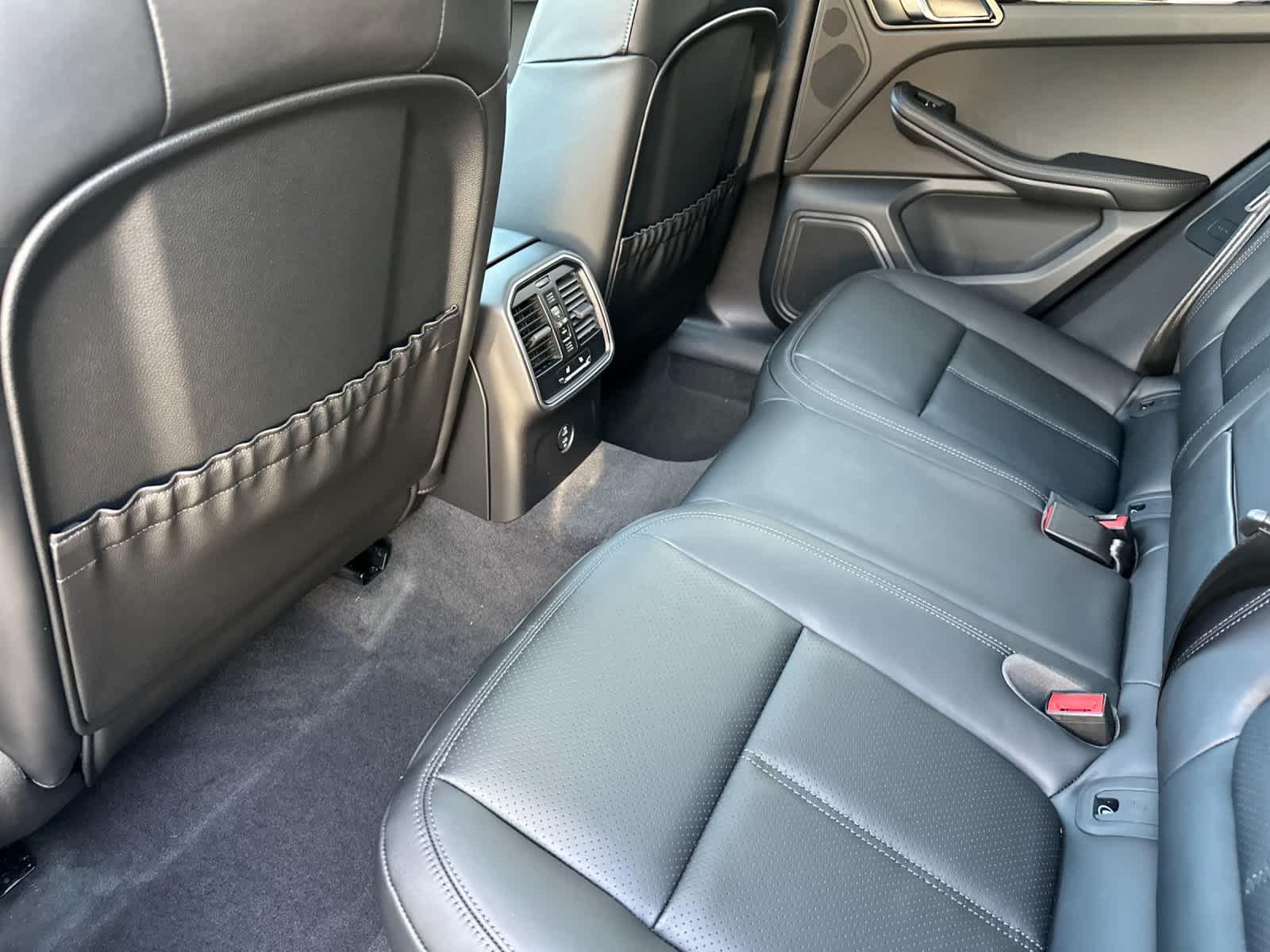 Thumbnail: 2026 Porsche Macan - 13